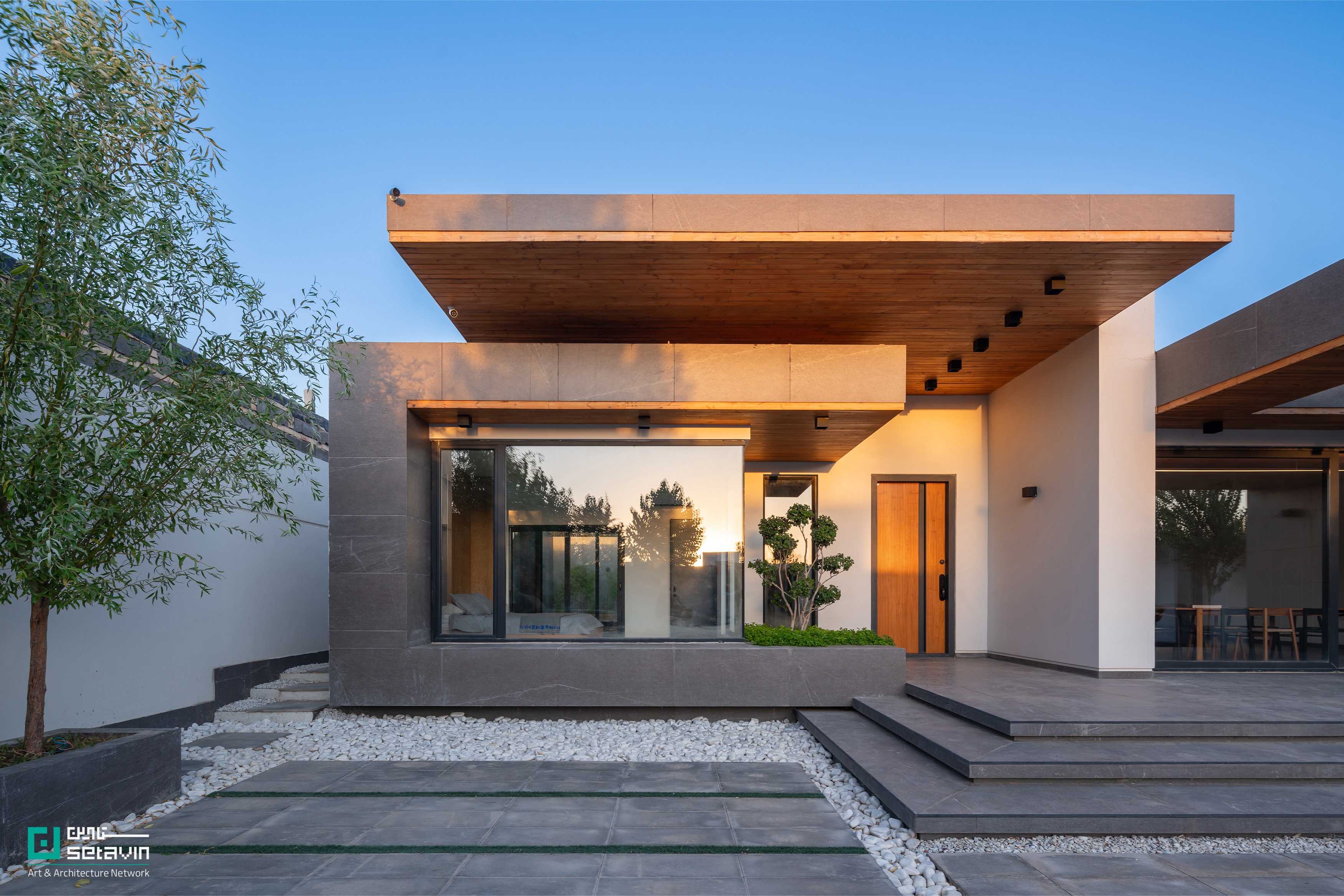 پروژه «ویلا برای یک دوست» در مشهد، اثر فضای معماری کنج؛ نگاهی مفهومی به شفافیت، حذف مرزهای درون و بیرون و تجربهای صمیمی از سکونت معاصر در شبکه هنر و معماری ستاوین.