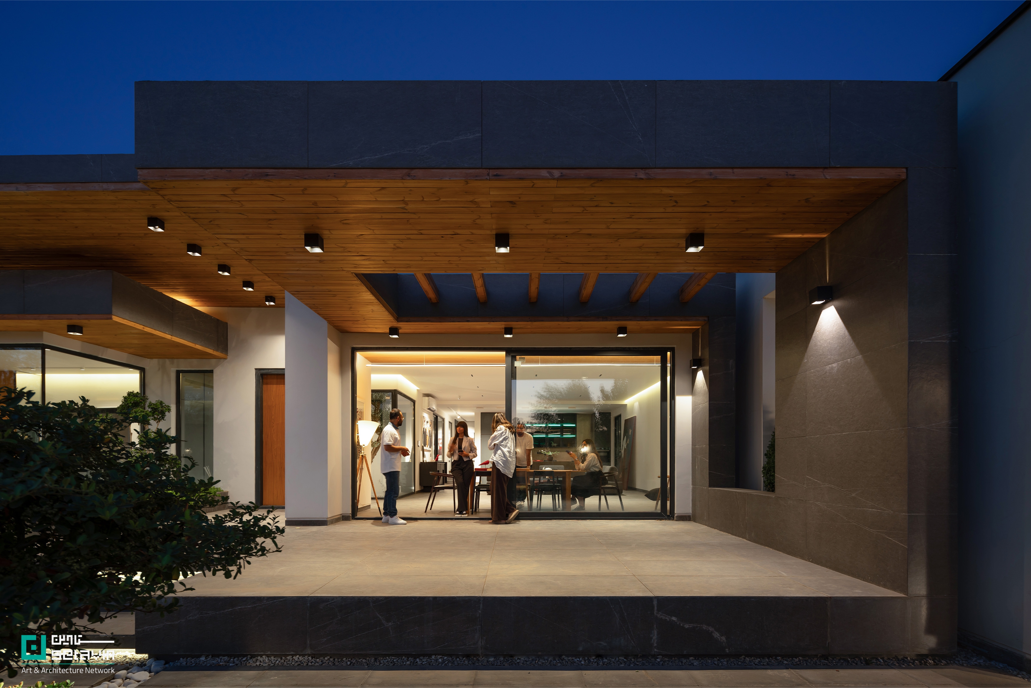 پروژه «ویلا برای یک دوست» در مشهد، اثر فضای معماری کنج؛ نگاهی مفهومی به شفافیت، حذف مرزهای درون و بیرون و تجربهای صمیمی از سکونت معاصر در شبکه هنر و معماری ستاوین.