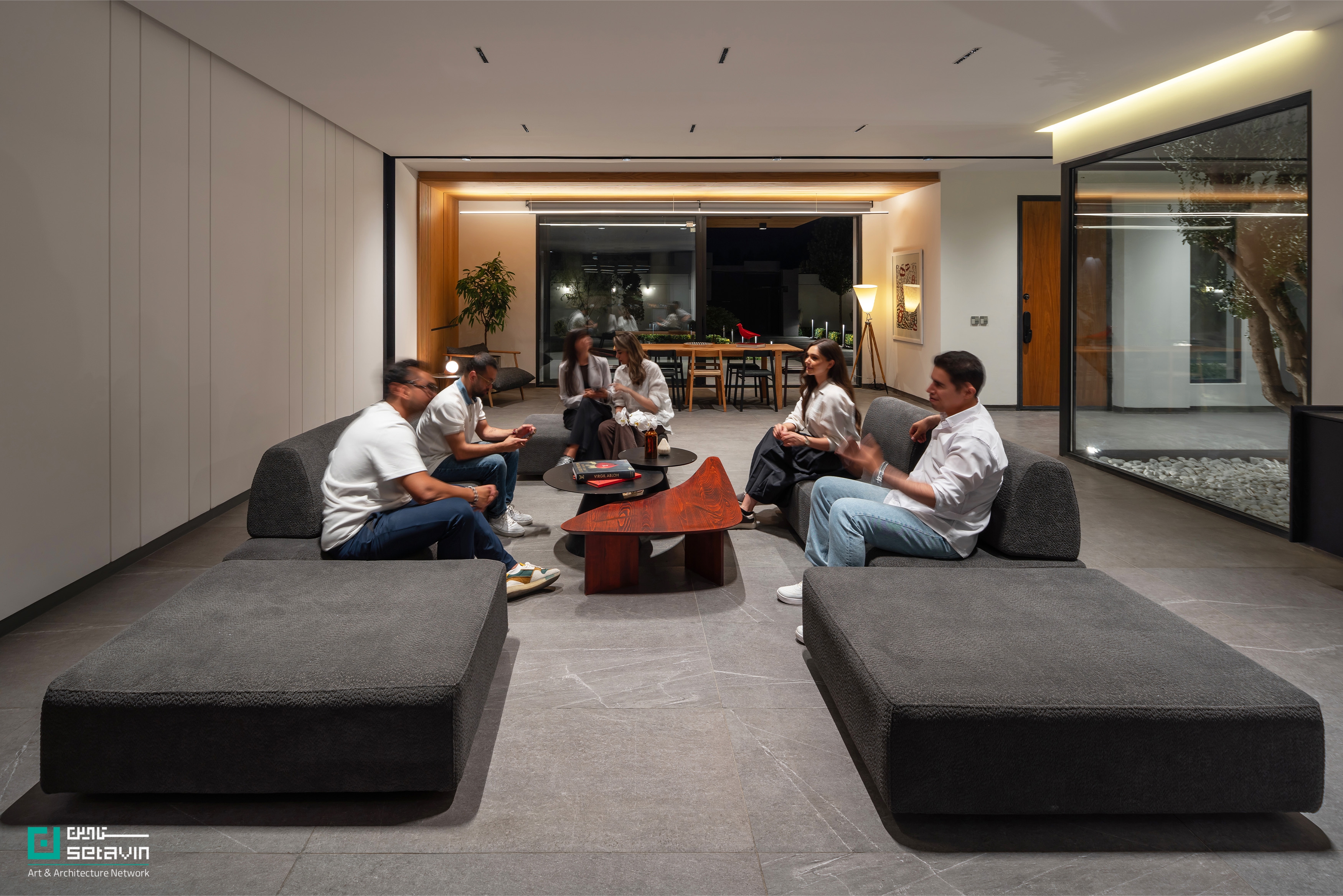 پروژه «ویلا برای یک دوست» در مشهد، اثر فضای معماری کنج؛ نگاهی مفهومی به شفافیت، حذف مرزهای درون و بیرون و تجربهای صمیمی از سکونت معاصر در شبکه هنر و معماری ستاوین.