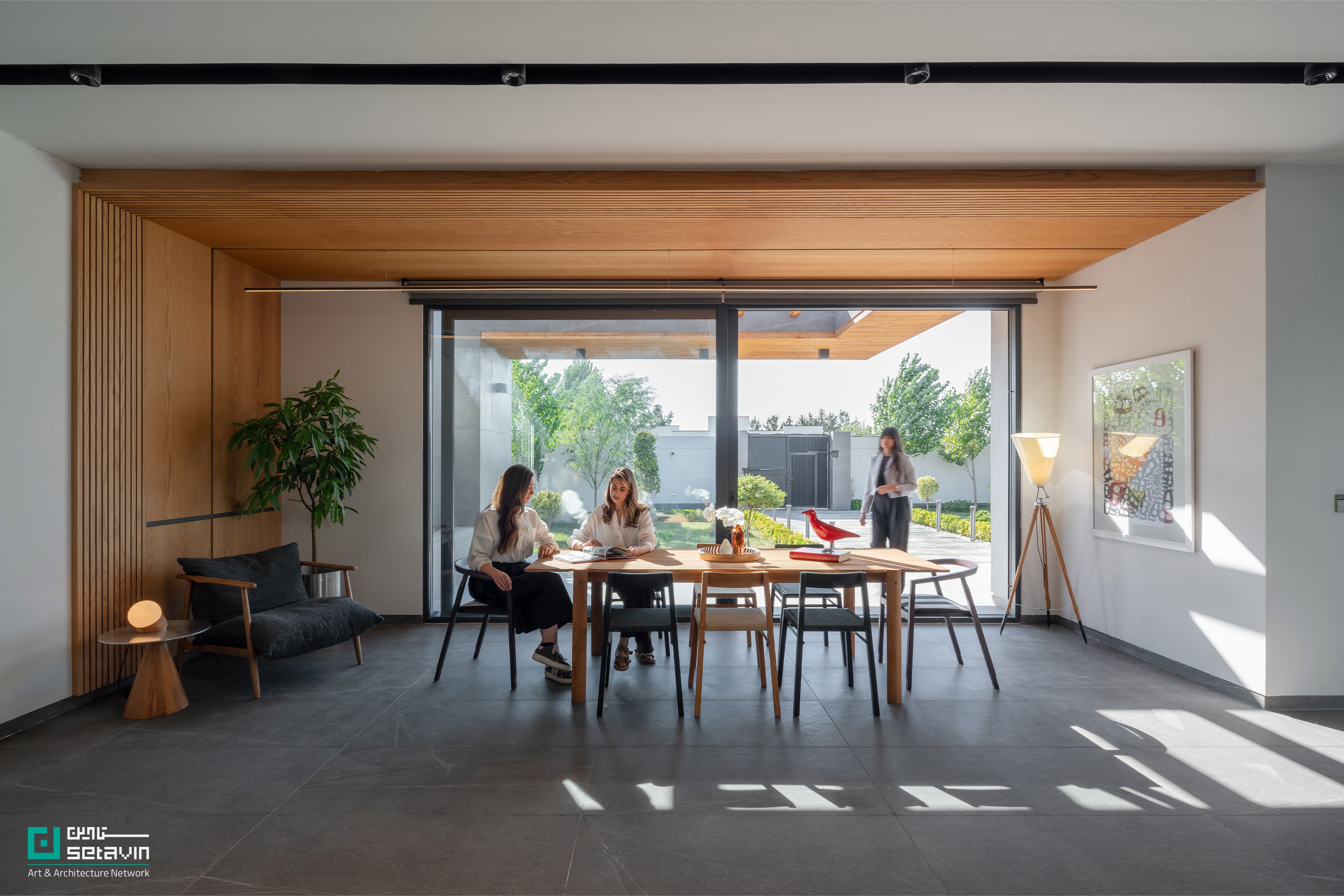 پروژه «ویلا برای یک دوست» در مشهد، اثر فضای معماری کنج؛ نگاهی مفهومی به شفافیت، حذف مرزهای درون و بیرون و تجربهای صمیمی از سکونت معاصر در شبکه هنر و معماری ستاوین.