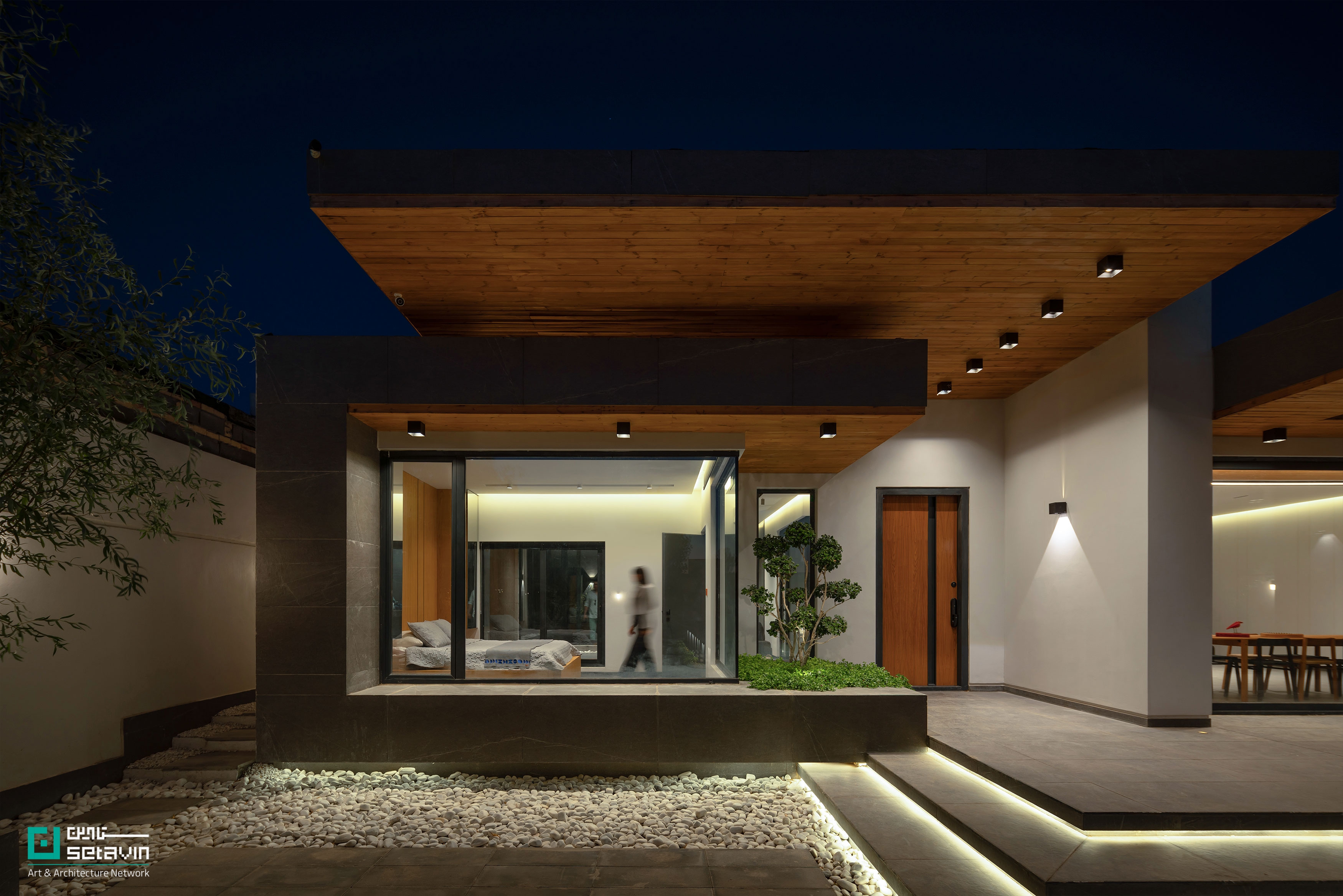 پروژه «ویلا برای یک دوست» در مشهد، اثر فضای معماری کنج؛ نگاهی مفهومی به شفافیت، حذف مرزهای درون و بیرون و تجربهای صمیمی از سکونت معاصر در شبکه هنر و معماری ستاوین.