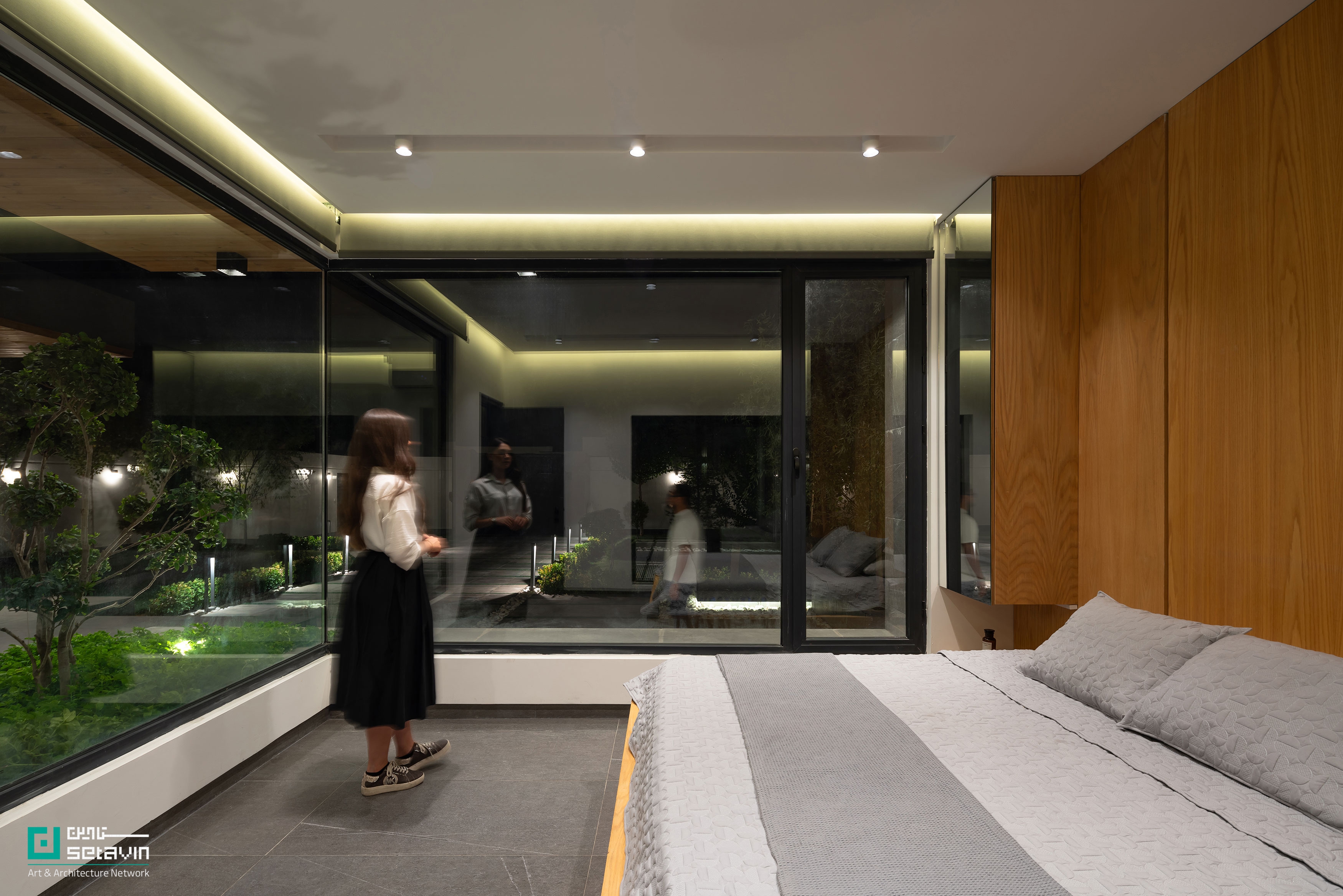 پروژه «ویلا برای یک دوست» در مشهد، اثر فضای معماری کنج؛ نگاهی مفهومی به شفافیت، حذف مرزهای درون و بیرون و تجربهای صمیمی از سکونت معاصر در شبکه هنر و معماری ستاوین.