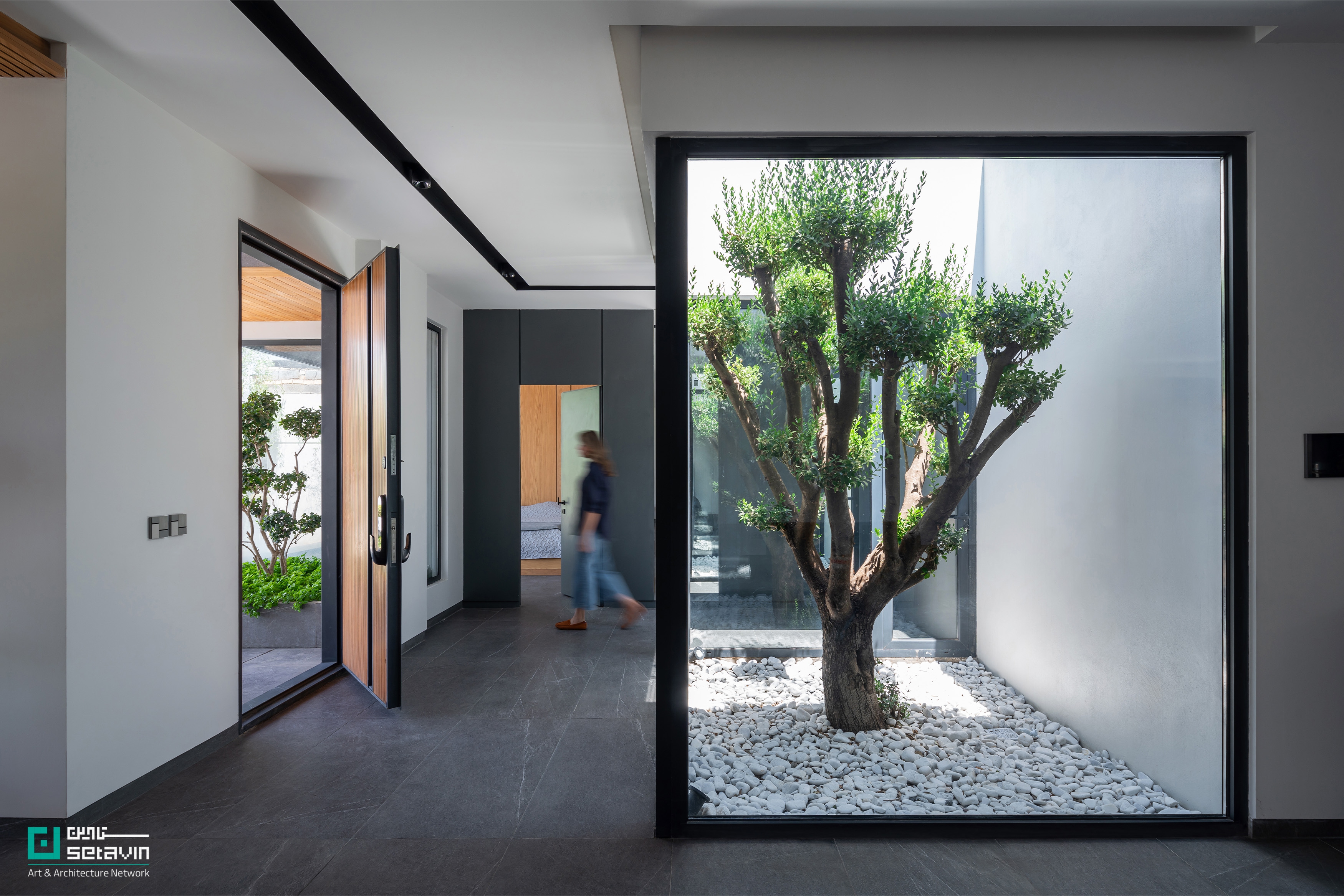 پروژه «ویلا برای یک دوست» در مشهد، اثر فضای معماری کنج؛ نگاهی مفهومی به شفافیت، حذف مرزهای درون و بیرون و تجربهای صمیمی از سکونت معاصر در شبکه هنر و معماری ستاوین.