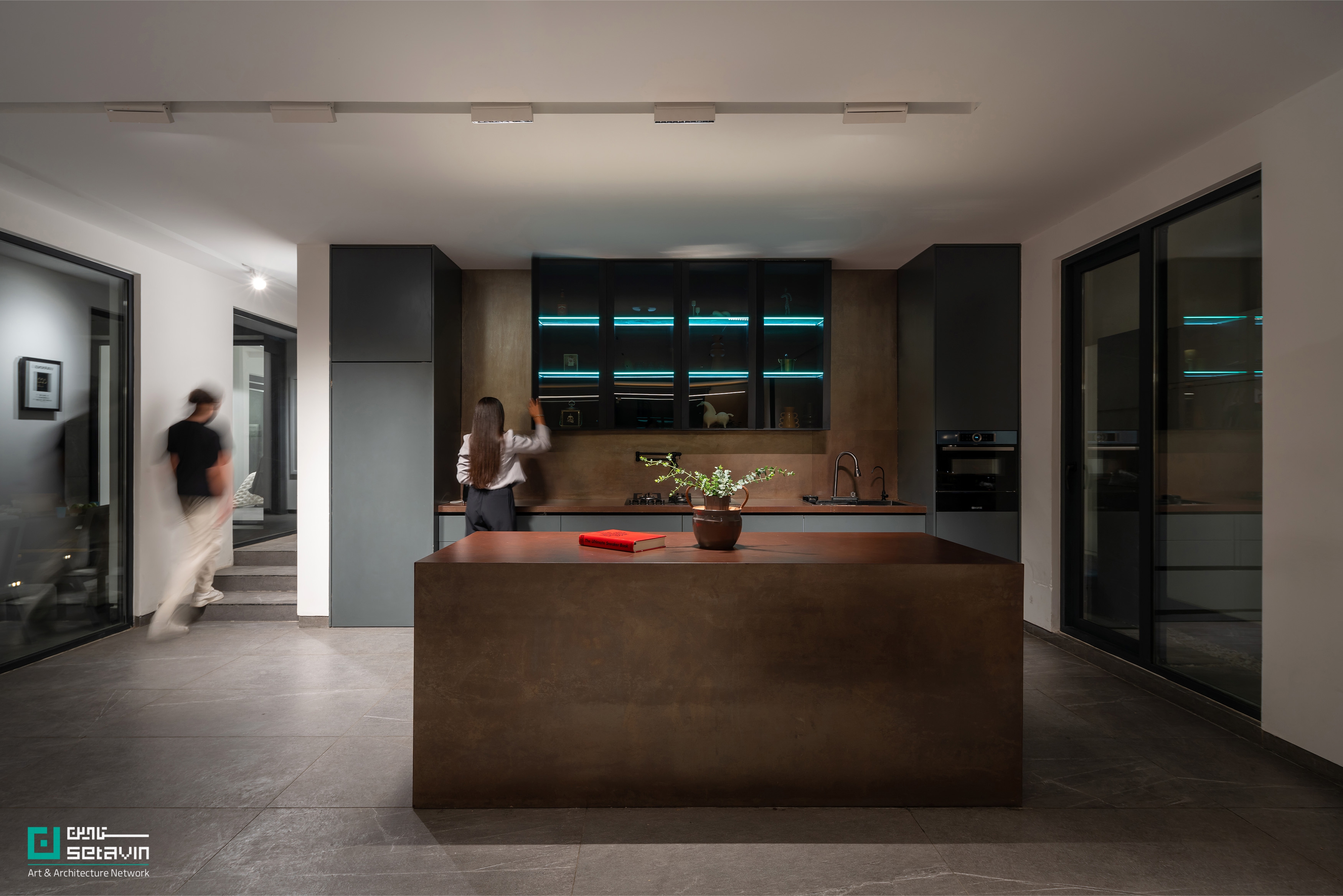 پروژه «ویلا برای یک دوست» در مشهد، اثر فضای معماری کنج؛ نگاهی مفهومی به شفافیت، حذف مرزهای درون و بیرون و تجربهای صمیمی از سکونت معاصر در شبکه هنر و معماری ستاوین.