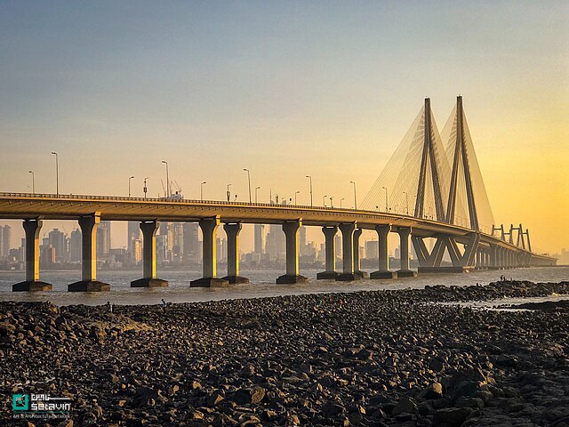 تحلیلی عمیق از اینکه چگونه در سال ۲۰۲۵، رندرها و تصاویر معماری با ورود هوش مصنوعی و شبکههای اجتماعی از ابزارهای نمایشی به اسناد قابل مناقشه و رسانههای سیاسی تبدیل شدند؛ از جنجال بمبئی تا شکلگیری زیباییشناسی اعتبار در معماری معاصر.