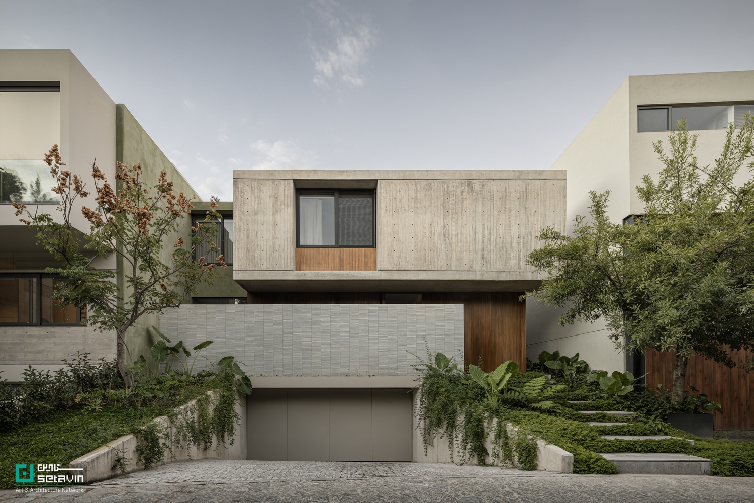 خانه DLCA در زاپوپان مکزیک، اثر 0studio Arquitectura؛ ترکیب بتن و چوب با حیاط سهارتفاعه، نورگیری هوشمند و پیوند دقیق داخل و باغ.