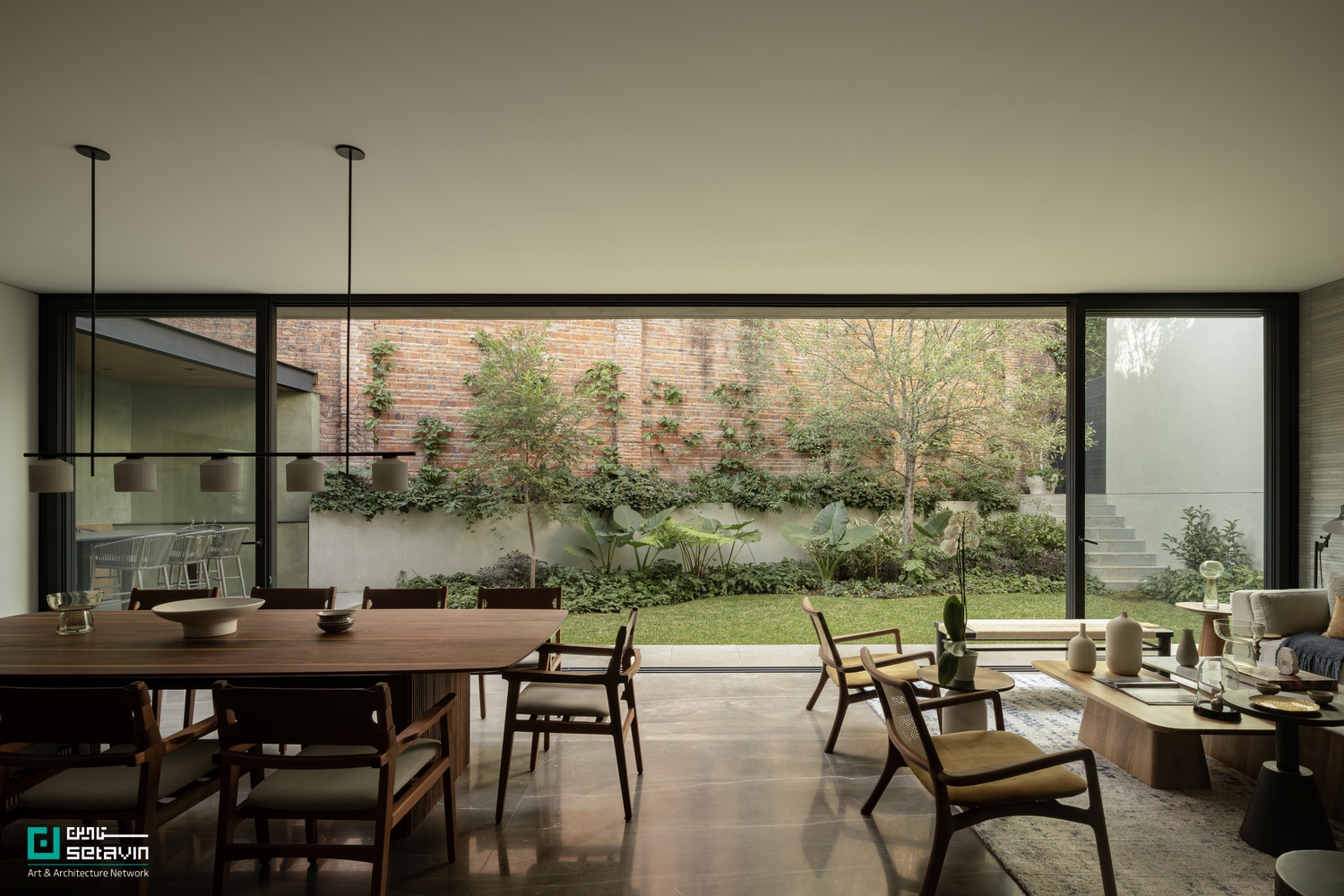 خانه DLCA در زاپوپان مکزیک، اثر 0studio Arquitectura؛ ترکیب بتن و چوب با حیاط سهارتفاعه، نورگیری هوشمند و پیوند دقیق داخل و باغ.