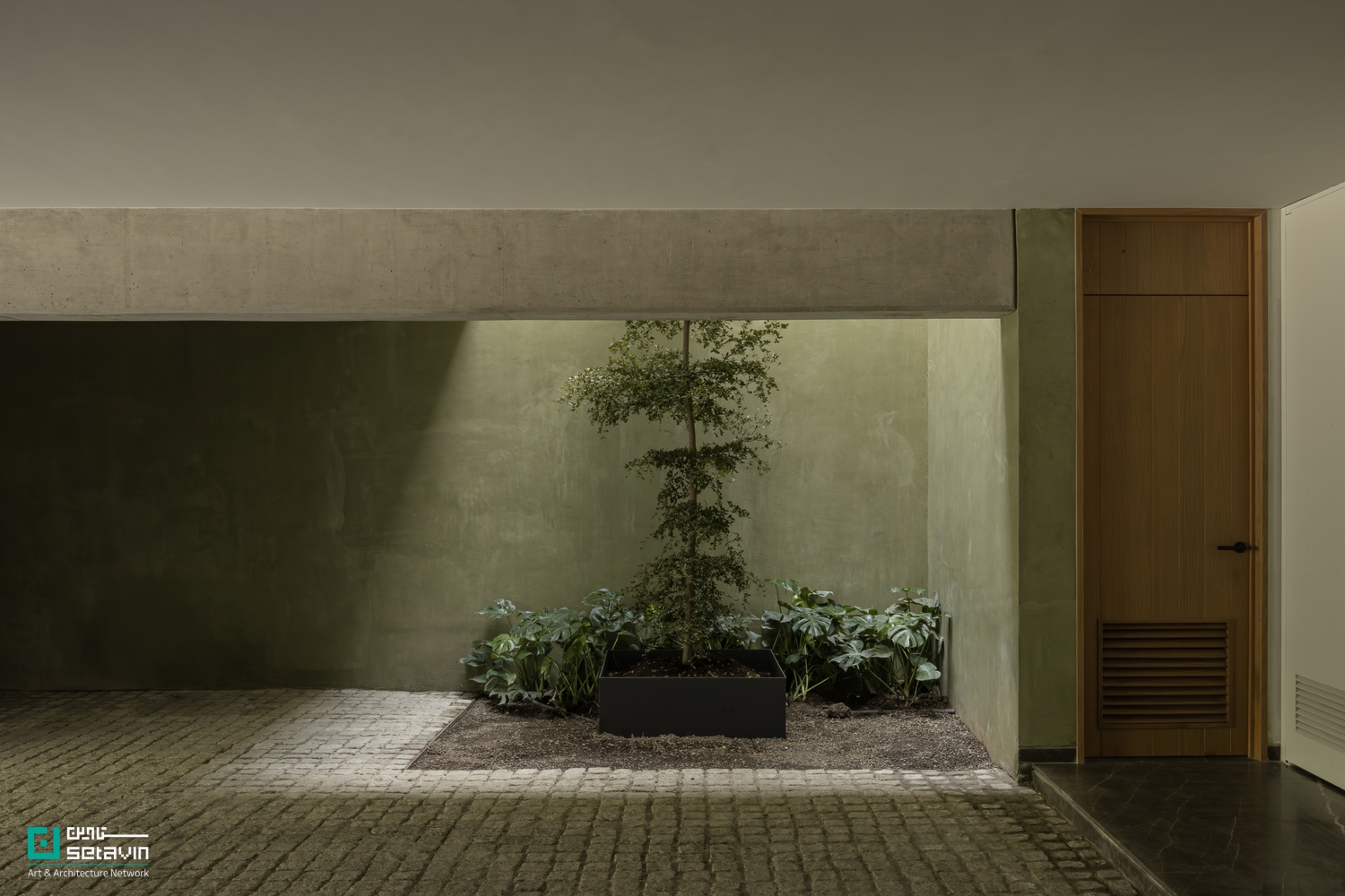 خانه DLCA در زاپوپان مکزیک، اثر 0studio Arquitectura؛ ترکیب بتن و چوب با حیاط سهارتفاعه، نورگیری هوشمند و پیوند دقیق داخل و باغ.