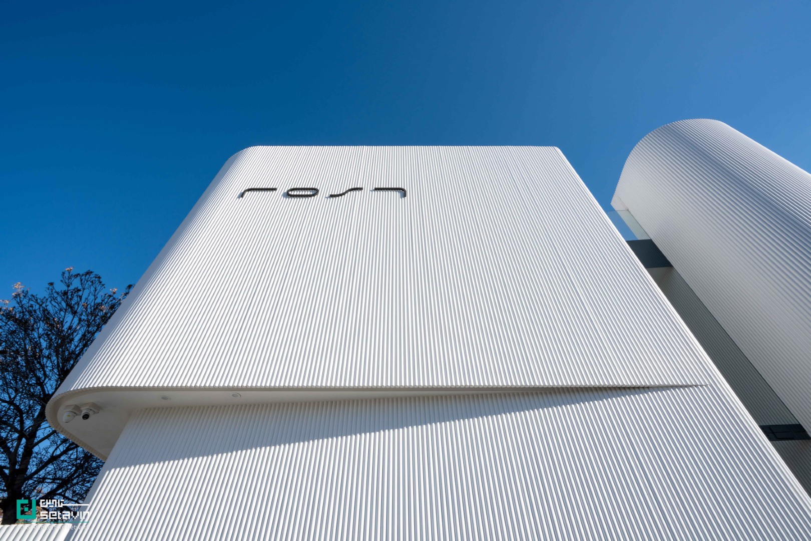 پلتفرم رُست مشهد؛ بازتعریف شوروم مبلمان به فضایی شهری، فرهنگی و انعطاف‌پذیر با رویکرد کاهش آشفتگی بصری و تقویت هویت شهری.