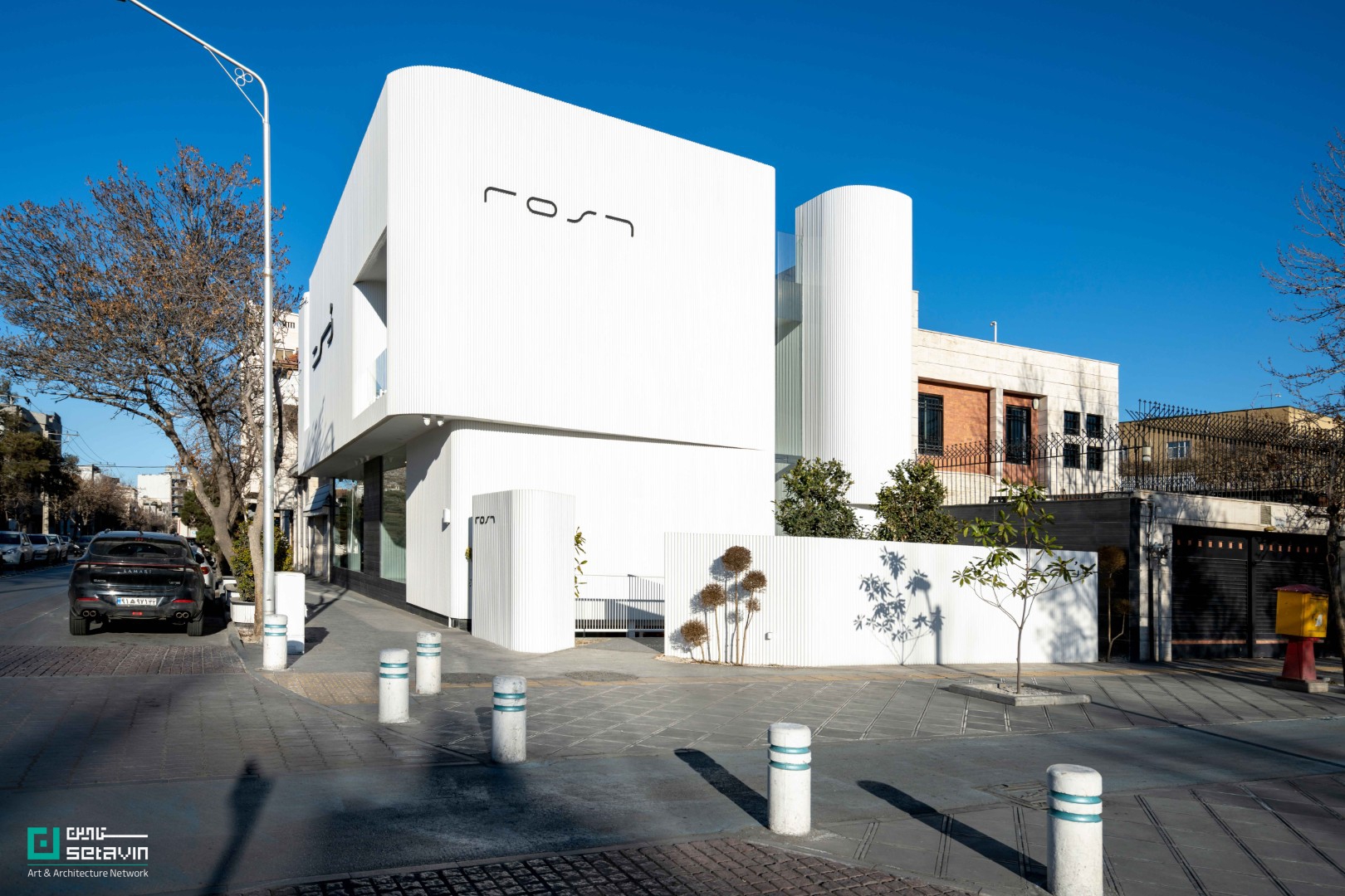 پلتفرم رُست مشهد؛ بازتعریف شوروم مبلمان به فضایی شهری، فرهنگی و انعطاف‌پذیر با رویکرد کاهش آشفتگی بصری و تقویت هویت شهری.