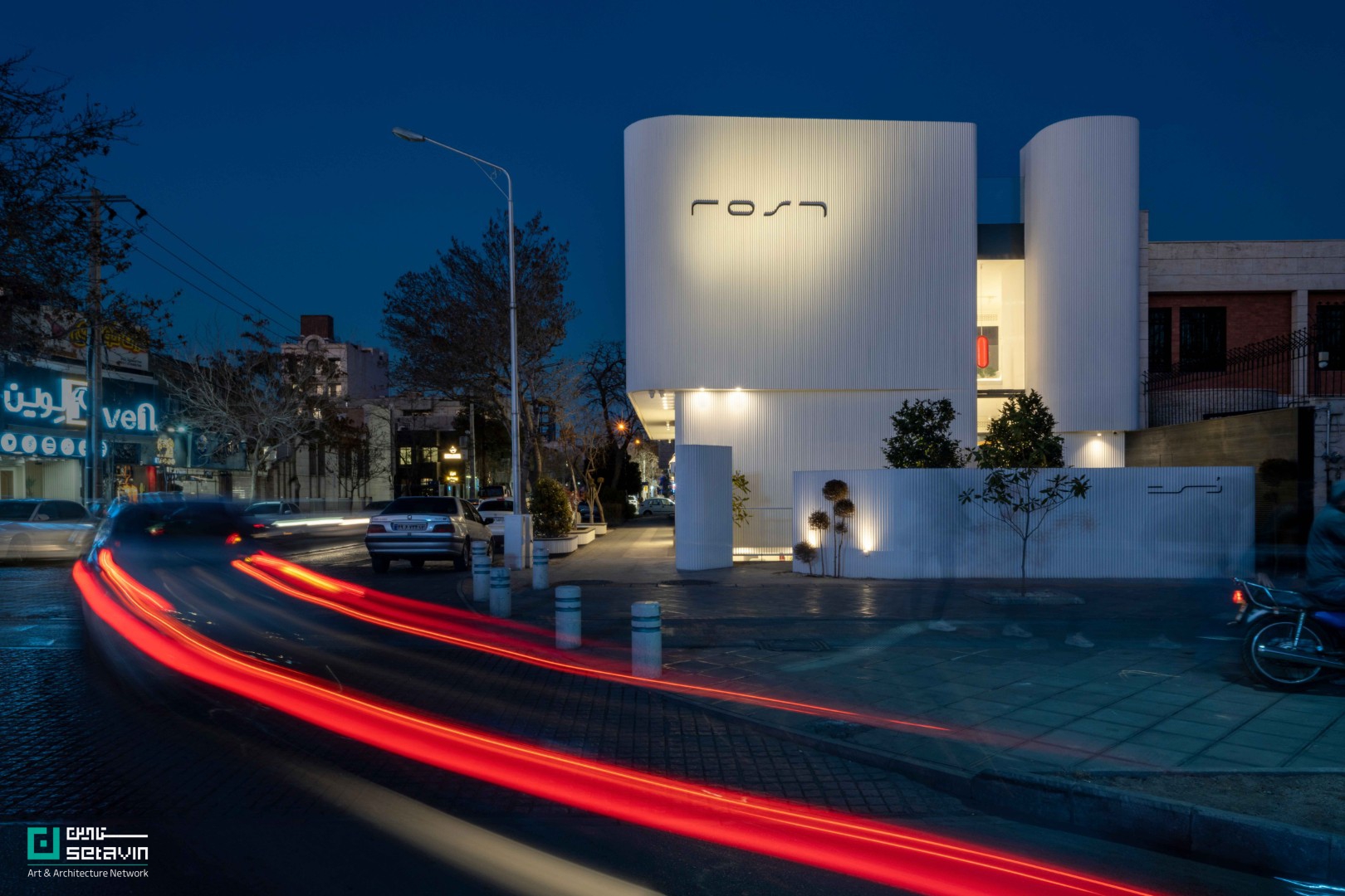 پلتفرم رُست مشهد؛ بازتعریف شوروم مبلمان به فضایی شهری، فرهنگی و انعطاف‌پذیر با رویکرد کاهش آشفتگی بصری و تقویت هویت شهری.