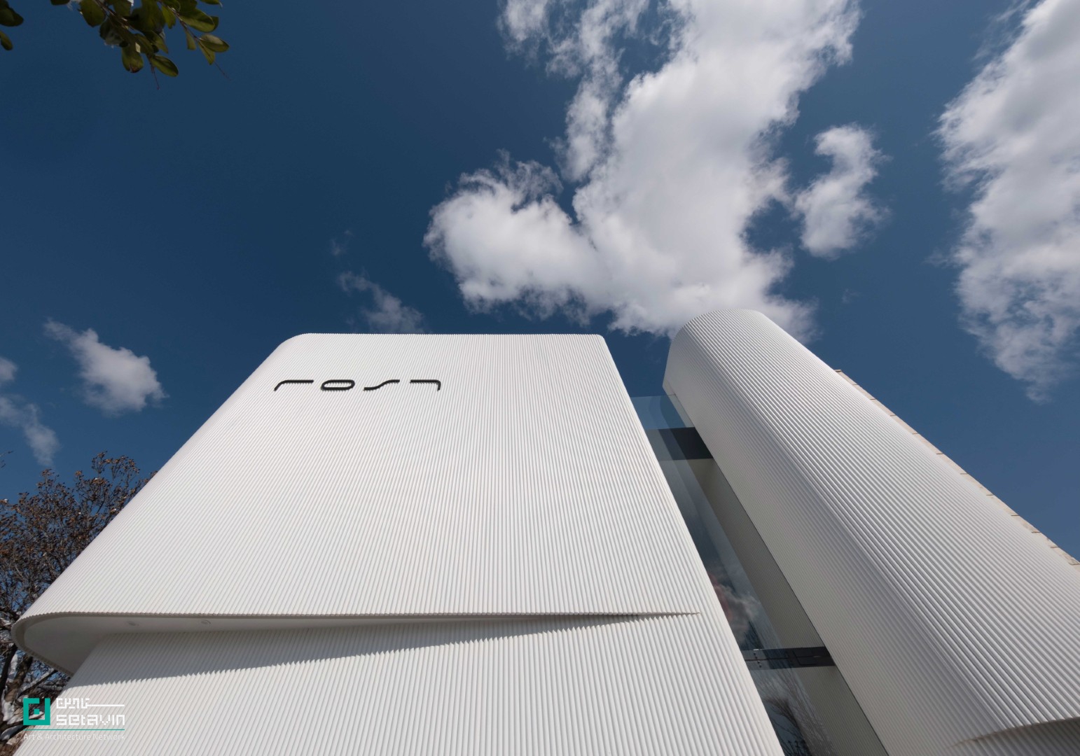 پلتفرم رُست مشهد؛ بازتعریف شوروم مبلمان به فضایی شهری، فرهنگی و انعطاف‌پذیر با رویکرد کاهش آشفتگی بصری و تقویت هویت شهری.