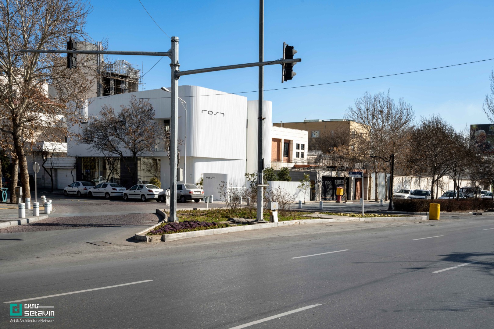 پلتفرم رُست مشهد؛ بازتعریف شوروم مبلمان به فضایی شهری، فرهنگی و انعطاف‌پذیر با رویکرد کاهش آشفتگی بصری و تقویت هویت شهری.