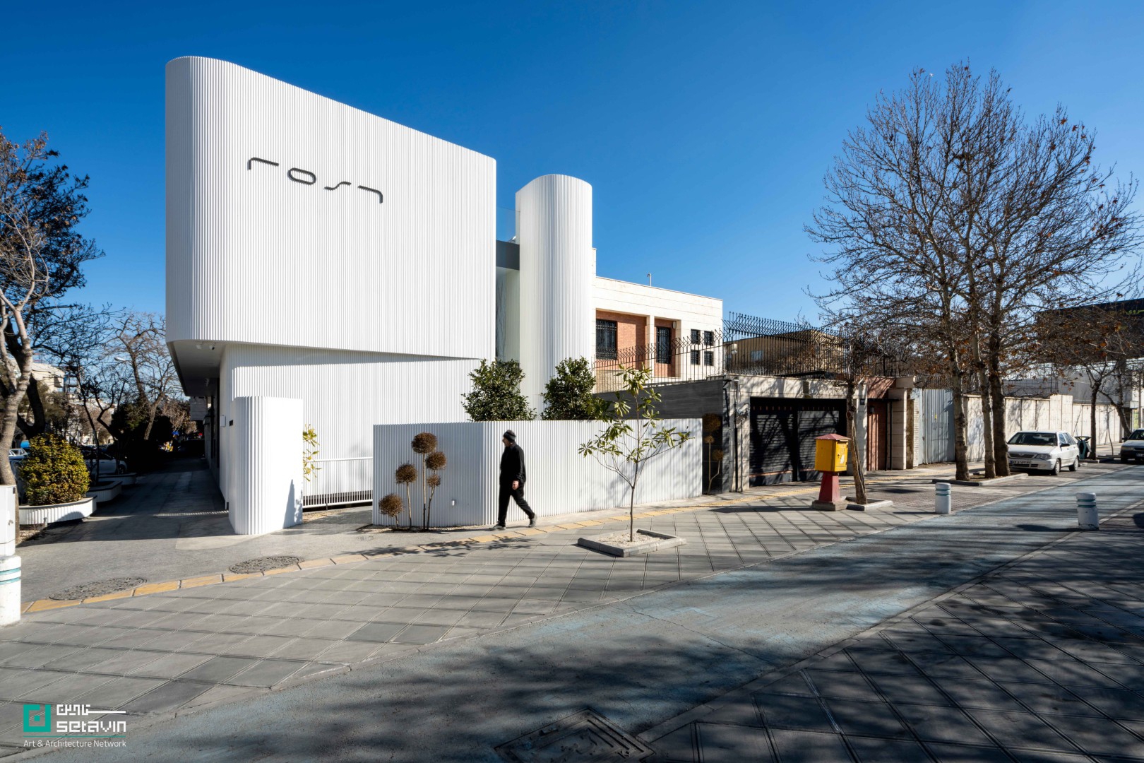 پلتفرم رُست مشهد؛ بازتعریف شوروم مبلمان به فضایی شهری، فرهنگی و انعطاف‌پذیر با رویکرد کاهش آشفتگی بصری و تقویت هویت شهری.