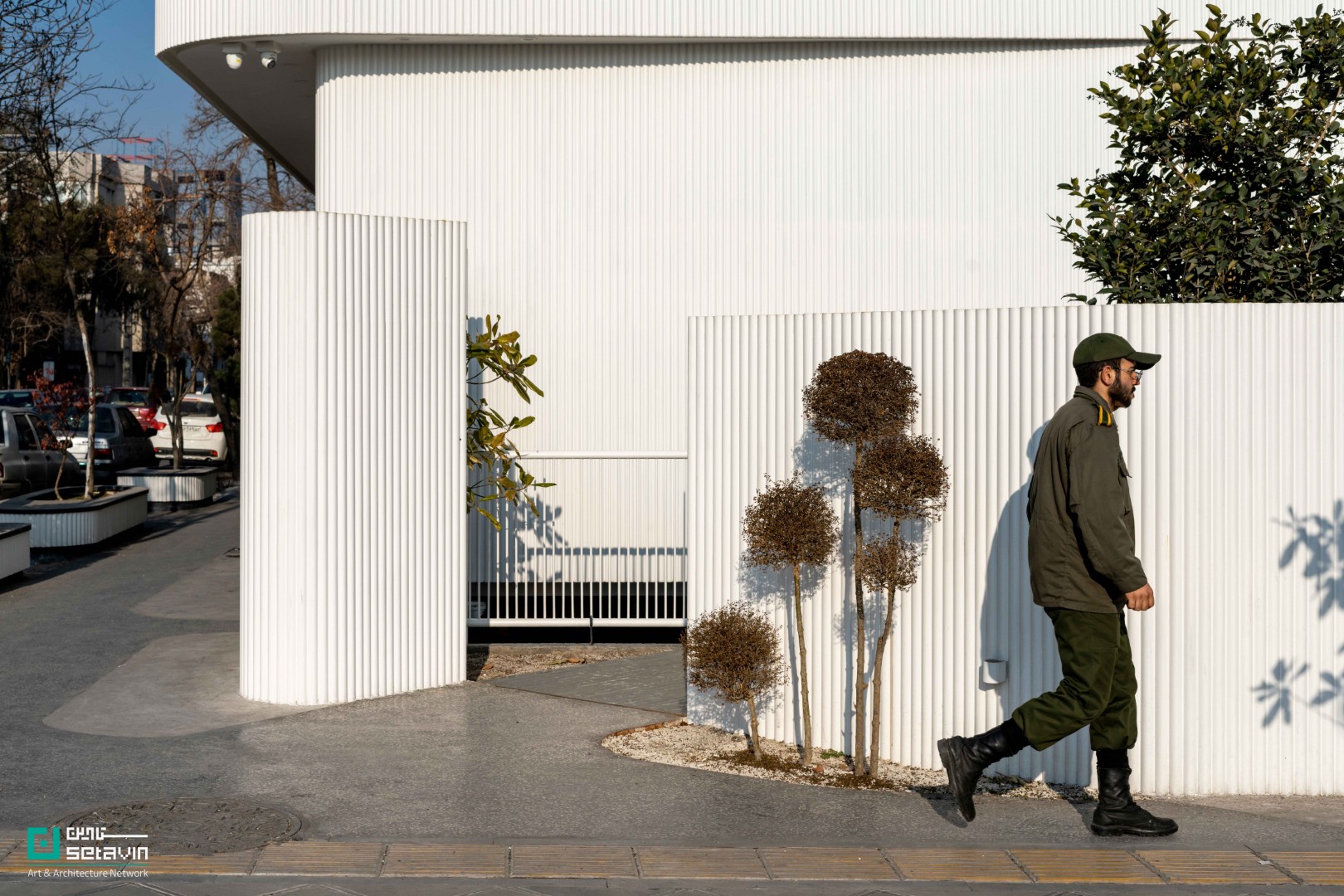 پلتفرم رُست مشهد؛ بازتعریف شوروم مبلمان به فضایی شهری، فرهنگی و انعطاف‌پذیر با رویکرد کاهش آشفتگی بصری و تقویت هویت شهری.