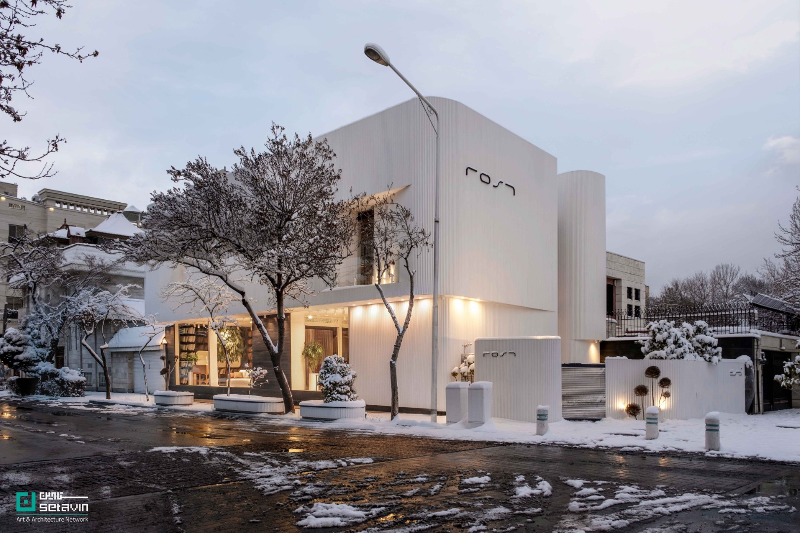 پلتفرم رُست مشهد؛ بازتعریف شوروم مبلمان به فضایی شهری، فرهنگی و انعطاف‌پذیر با رویکرد کاهش آشفتگی بصری و تقویت هویت شهری.