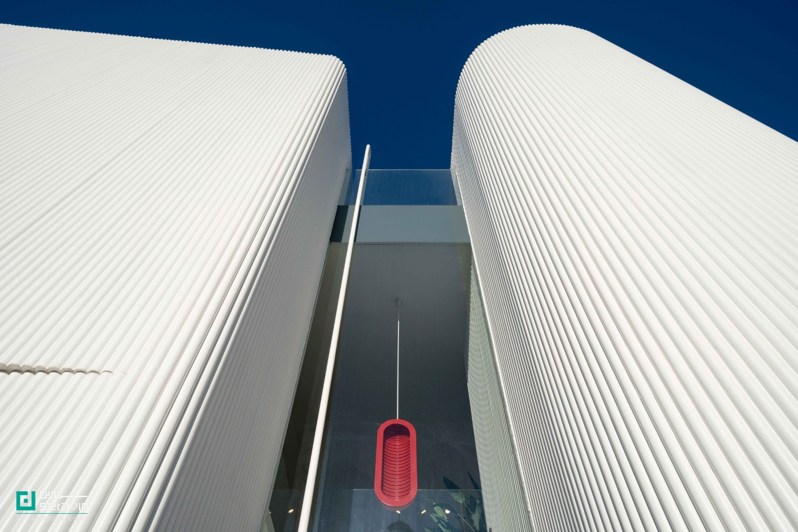 پلتفرم رُست مشهد؛ بازتعریف شوروم مبلمان به فضایی شهری، فرهنگی و انعطاف‌پذیر با رویکرد کاهش آشفتگی بصری و تقویت هویت شهری.