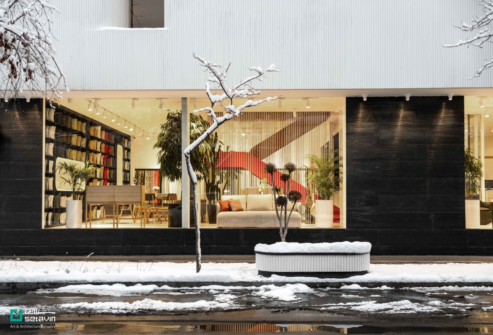 پلتفرم رُست مشهد؛ بازتعریف شوروم مبلمان به فضایی شهری، فرهنگی و انعطاف‌پذیر با رویکرد کاهش آشفتگی بصری و تقویت هویت شهری.