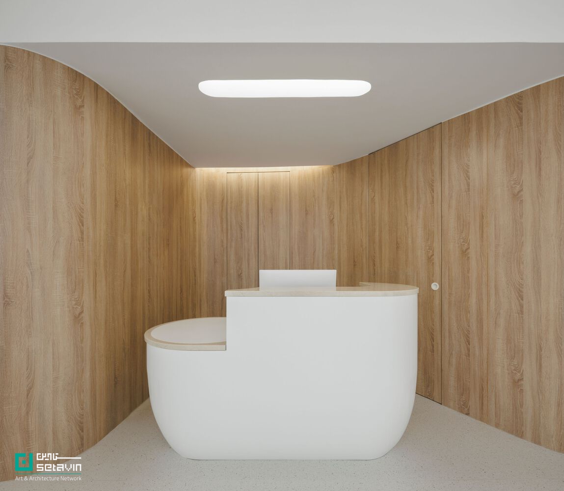 معرفی و بررسی کلینیک دندانپزشکی MOOD در مایا پرتغال، اثر Tsou Arquitectos؛ پروژهای مینیمال با تمرکز بر نور، متریال طبیعی و آرامش فضایی.