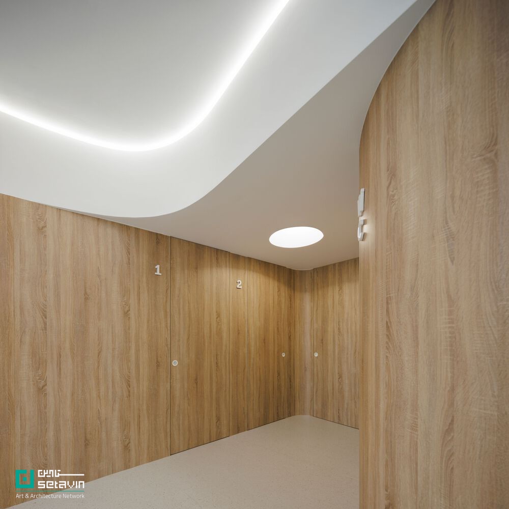 معرفی و بررسی کلینیک دندانپزشکی MOOD در مایا پرتغال، اثر Tsou Arquitectos؛ پروژهای مینیمال با تمرکز بر نور، متریال طبیعی و آرامش فضایی.