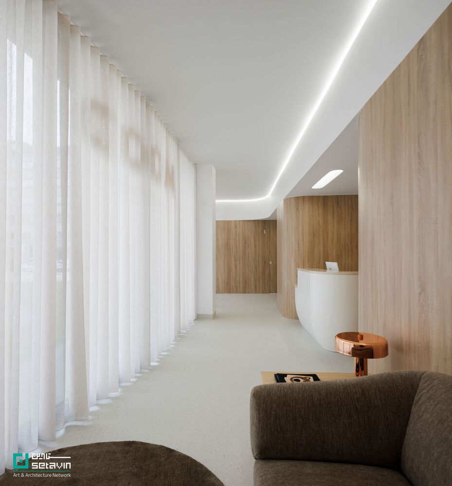 معرفی و بررسی کلینیک دندانپزشکی MOOD در مایا پرتغال، اثر Tsou Arquitectos؛ پروژهای مینیمال با تمرکز بر نور، متریال طبیعی و آرامش فضایی.