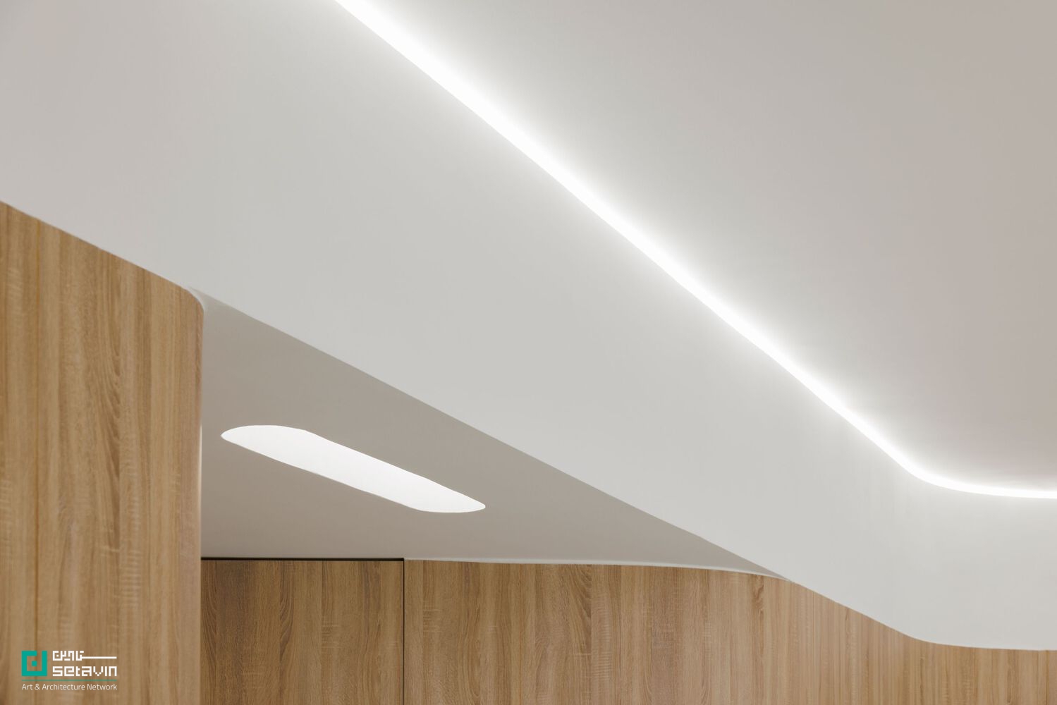 معرفی و بررسی کلینیک دندانپزشکی MOOD در مایا پرتغال، اثر Tsou Arquitectos؛ پروژهای مینیمال با تمرکز بر نور، متریال طبیعی و آرامش فضایی.