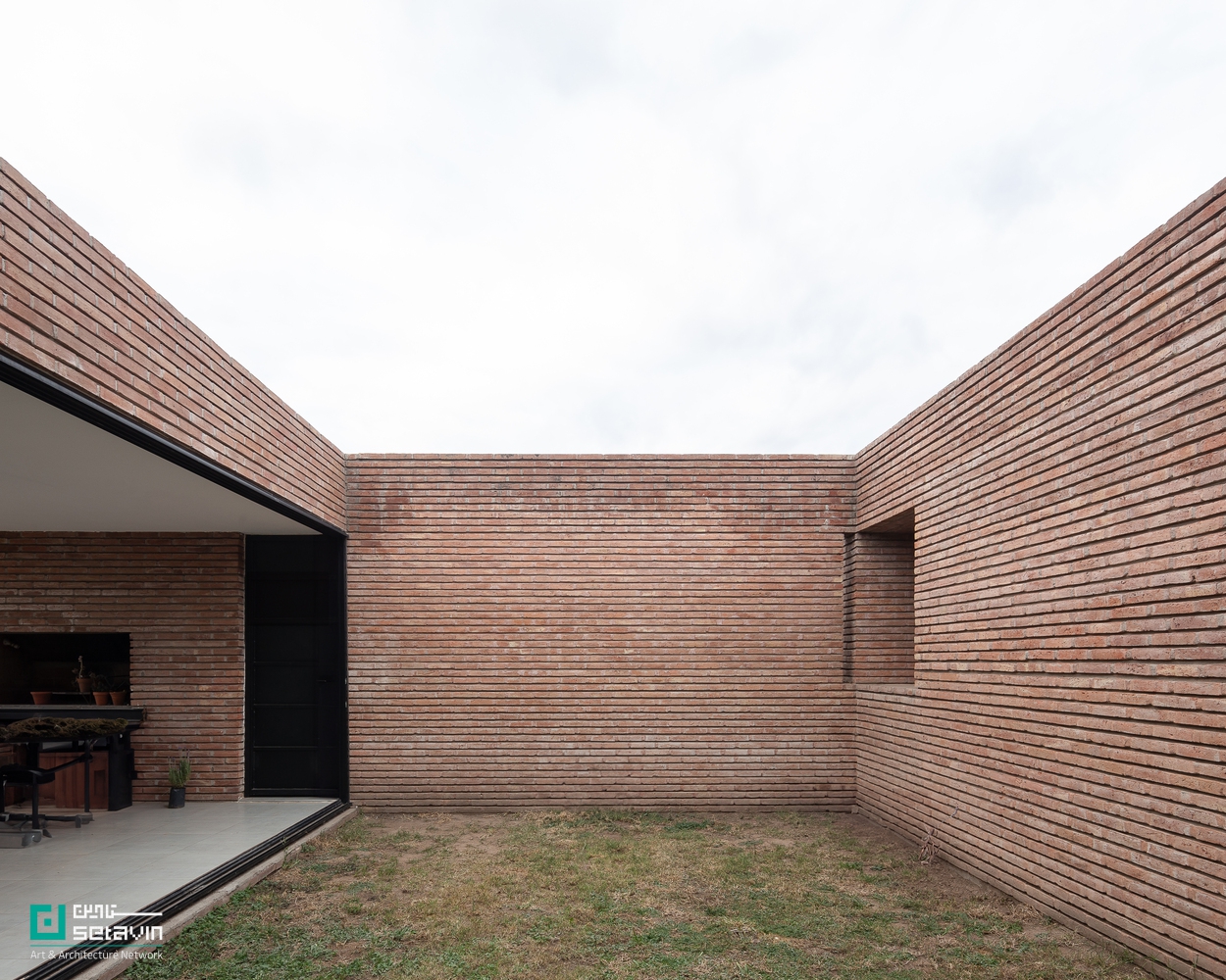 خانه سه حیاط در آرژانتین، طراحی‌شده توسط Balsa Crosetto Piazzi، با بازی دیوار، حیاط و فضاهای تودرتو، نمونه‌ای شاخص از معماری معاصر مسکونی است.