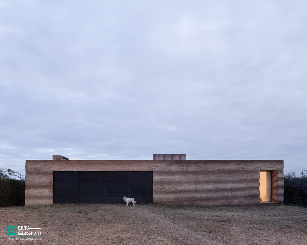 خانه سه حیاط در آرژانتین، طراحی‌شده توسط Balsa Crosetto Piazzi، با بازی دیوار، حیاط و فضاهای تودرتو، نمونه‌ای شاخص از معماری معاصر مسکونی است.