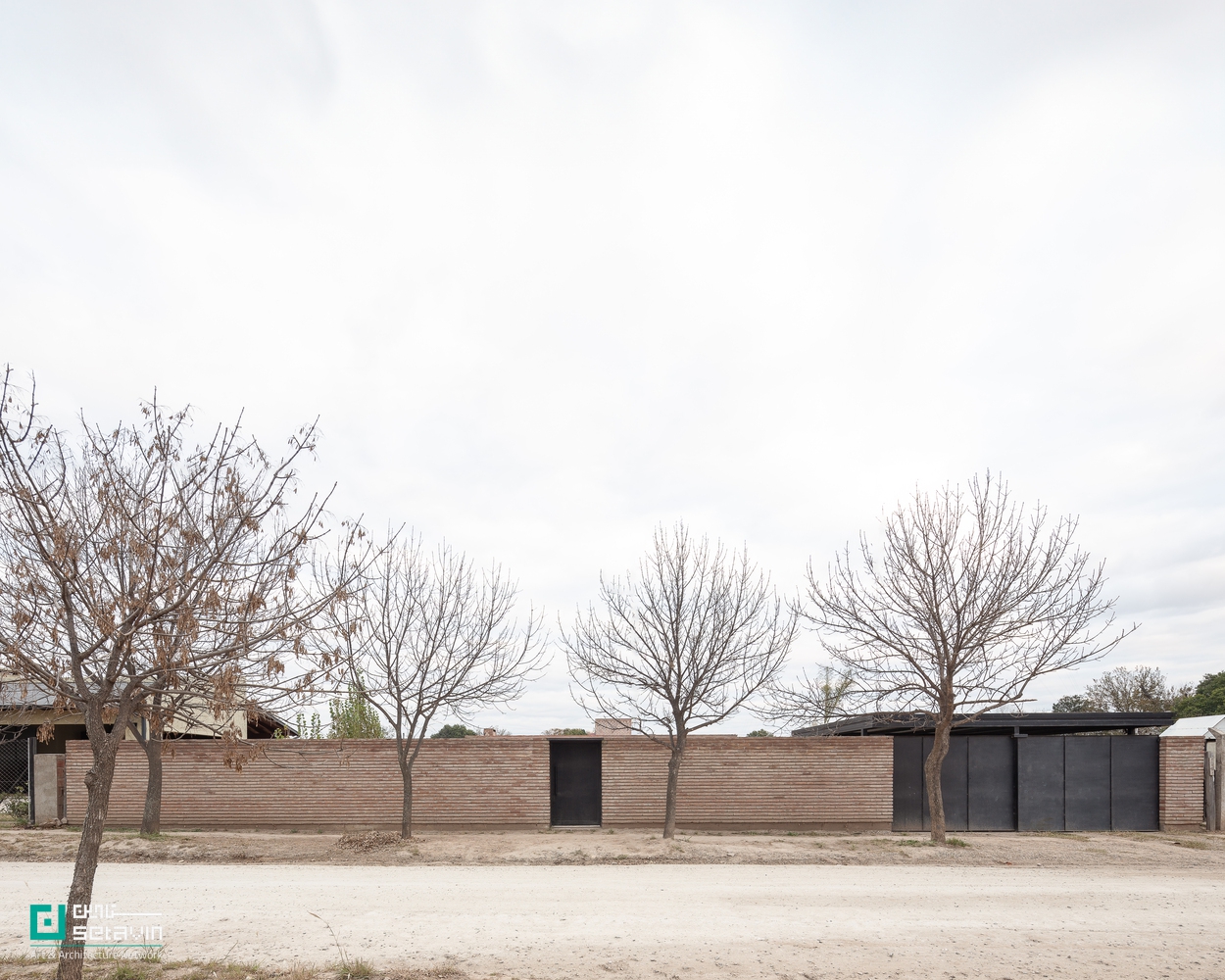 خانه سه حیاط در آرژانتین، طراحی‌شده توسط Balsa Crosetto Piazzi، با بازی دیوار، حیاط و فضاهای تودرتو، نمونه‌ای شاخص از معماری معاصر مسکونی است.