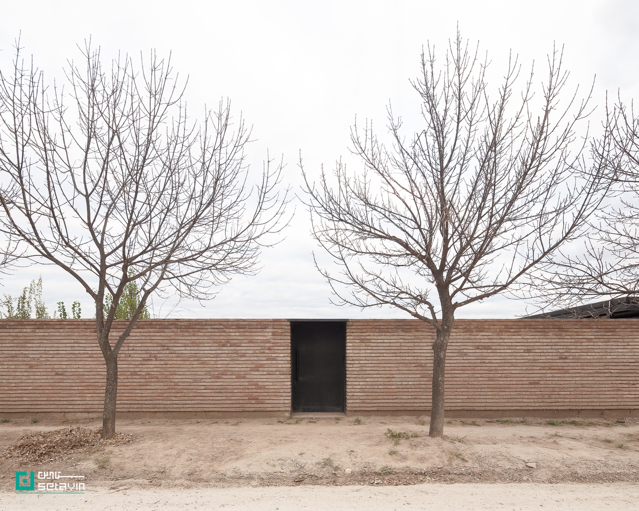 خانه سه حیاط در آرژانتین، طراحی‌شده توسط Balsa Crosetto Piazzi، با بازی دیوار، حیاط و فضاهای تودرتو، نمونه‌ای شاخص از معماری معاصر مسکونی است.