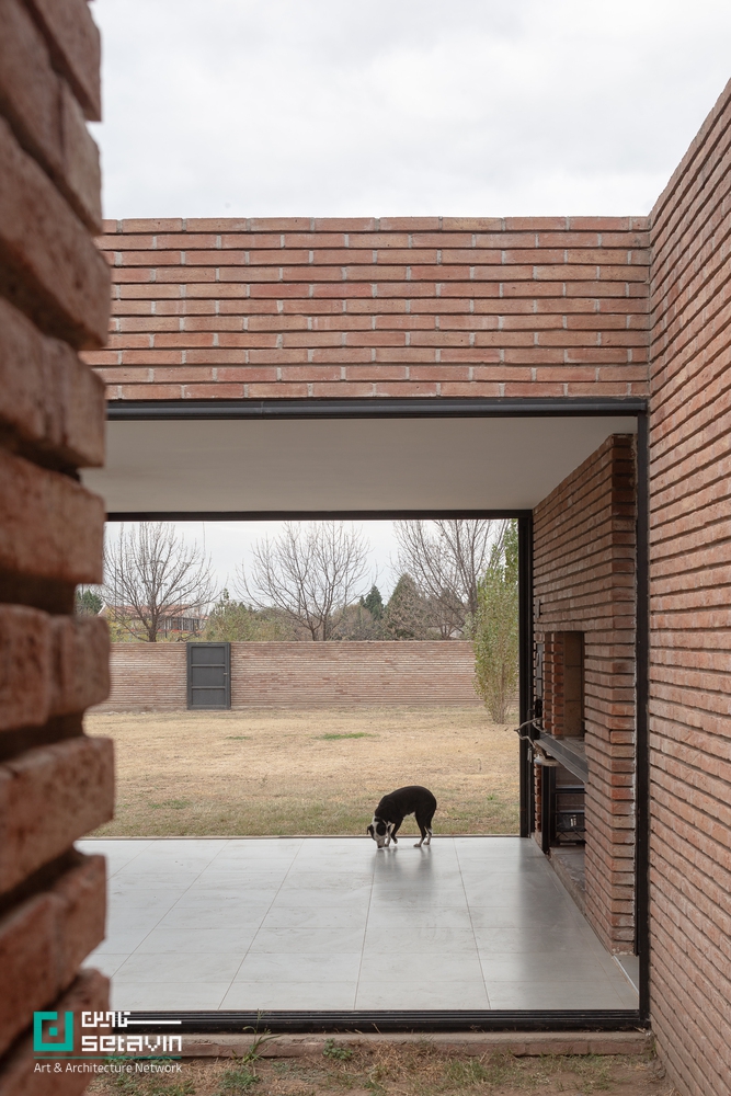 خانه سه حیاط در آرژانتین، طراحی‌شده توسط Balsa Crosetto Piazzi، با بازی دیوار، حیاط و فضاهای تودرتو، نمونه‌ای شاخص از معماری معاصر مسکونی است.