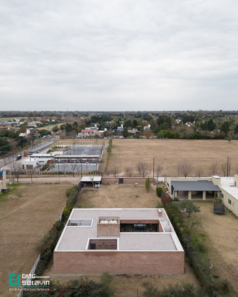 خانه سه حیاط در آرژانتین، طراحی‌شده توسط Balsa Crosetto Piazzi، با بازی دیوار، حیاط و فضاهای تودرتو، نمونه‌ای شاخص از معماری معاصر مسکونی است.