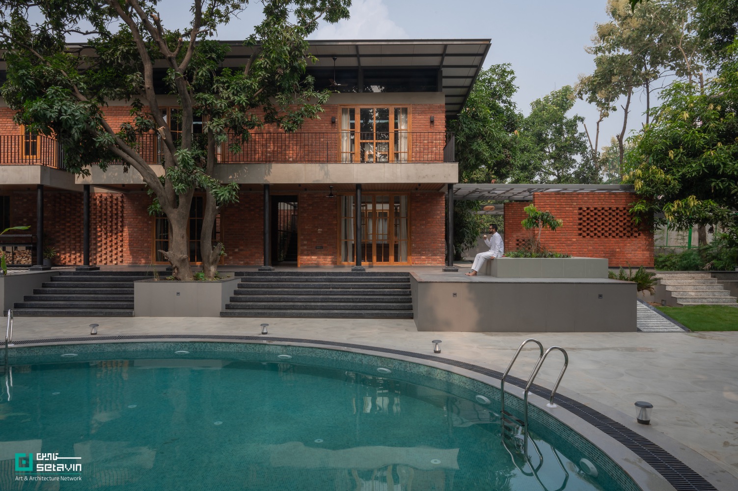 خانه باغ گوراکپور در هند، طراحی‌شده توسط W5 Architects، نمونه‌ای شاخص از معماری پایدار، ساخت آهسته و هم‌زیستی عمیق با طبیعت و صنایع دستی بومی است.