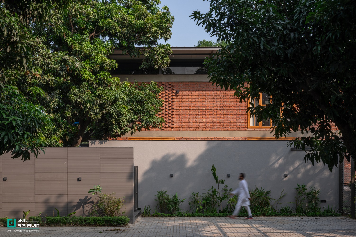 خانه باغ گوراکپور در هند، طراحی‌شده توسط W5 Architects، نمونه‌ای شاخص از معماری پایدار، ساخت آهسته و هم‌زیستی عمیق با طبیعت و صنایع دستی بومی است.