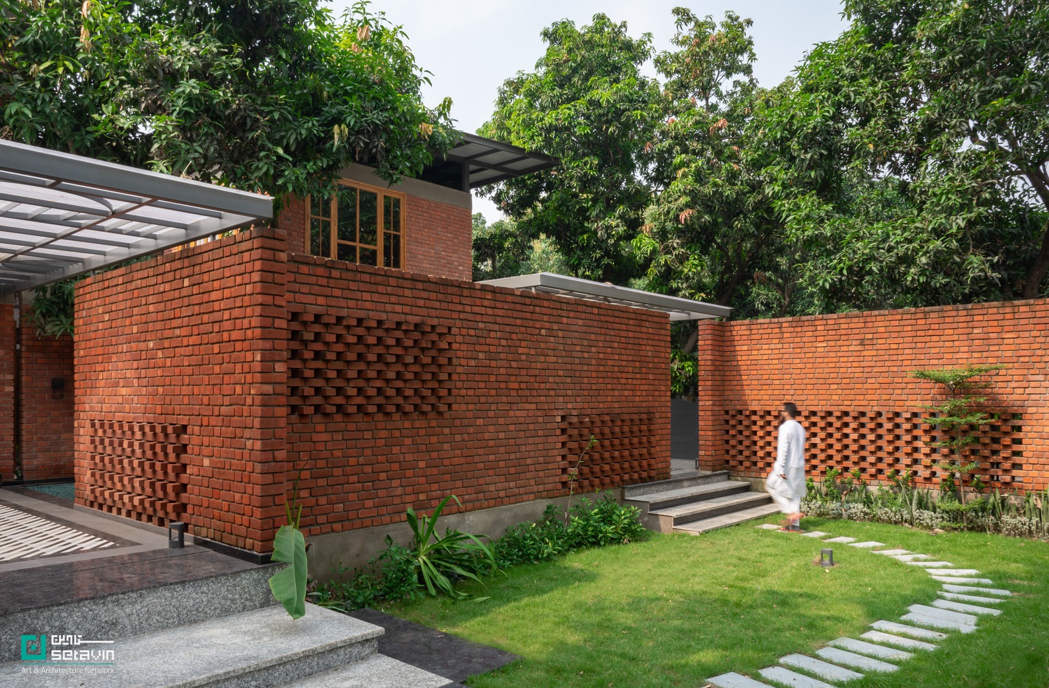 خانه باغ گوراکپور در هند، طراحی‌شده توسط W5 Architects، نمونه‌ای شاخص از معماری پایدار، ساخت آهسته و هم‌زیستی عمیق با طبیعت و صنایع دستی بومی است.