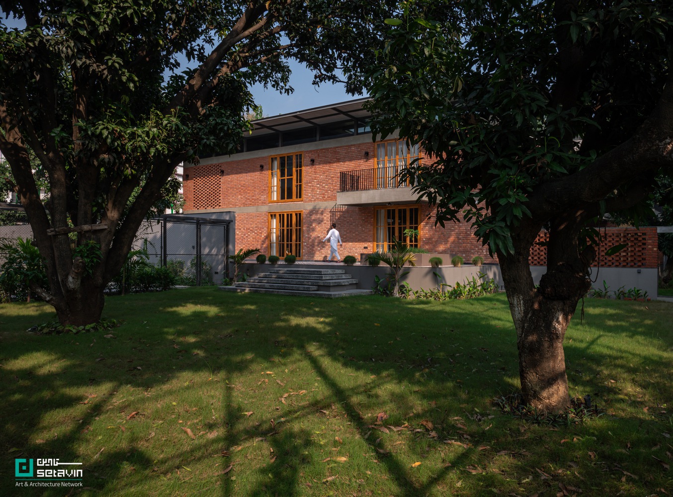 خانه باغ گوراکپور در هند، طراحی‌شده توسط W5 Architects، نمونه‌ای شاخص از معماری پایدار، ساخت آهسته و هم‌زیستی عمیق با طبیعت و صنایع دستی بومی است.