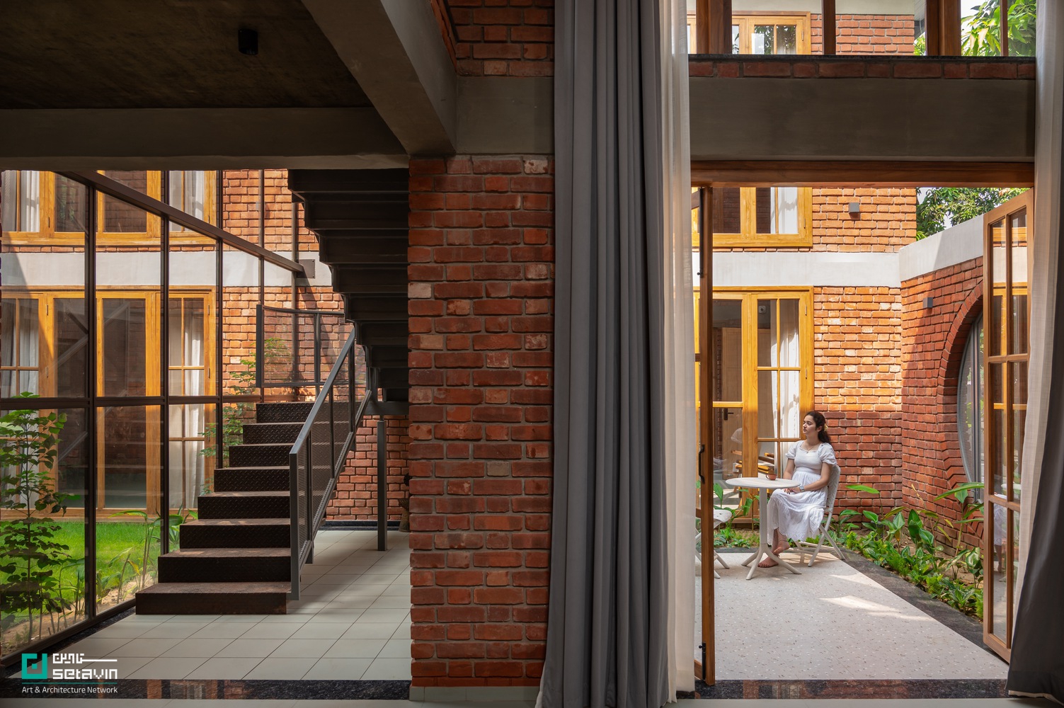 خانه باغ گوراکپور در هند، طراحی‌شده توسط W5 Architects، نمونه‌ای شاخص از معماری پایدار، ساخت آهسته و هم‌زیستی عمیق با طبیعت و صنایع دستی بومی است.