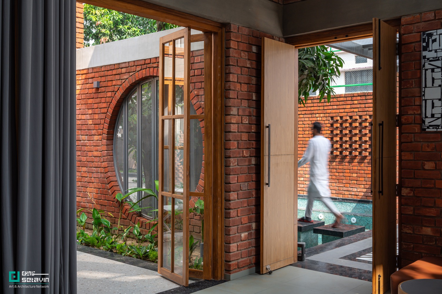 خانه باغ گوراکپور در هند، طراحی‌شده توسط W5 Architects، نمونه‌ای شاخص از معماری پایدار، ساخت آهسته و هم‌زیستی عمیق با طبیعت و صنایع دستی بومی است.