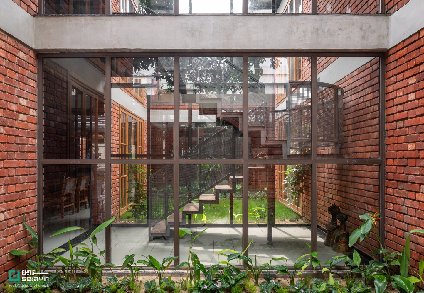 خانه باغ گوراکپور در هند، طراحی‌شده توسط W5 Architects، نمونه‌ای شاخص از معماری پایدار، ساخت آهسته و هم‌زیستی عمیق با طبیعت و صنایع دستی بومی است.