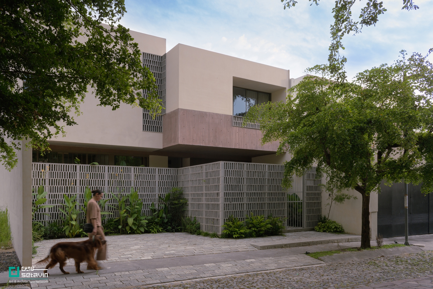 خانه پاسئو دِ کانترا، اثر Antumbra estudio در مکزیک؛ معماری مسکونی معاصر با سازه بتنی، سنگ بومی و پیوند هوشمندانه فضاهای داخلی و حیاط‌ها.