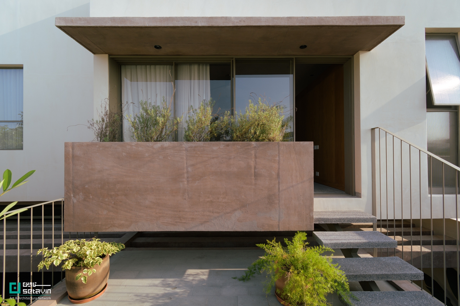 خانه پاسئو دِ کانترا، اثر Antumbra estudio در مکزیک؛ معماری مسکونی معاصر با سازه بتنی، سنگ بومی و پیوند هوشمندانه فضاهای داخلی و حیاط‌ها.