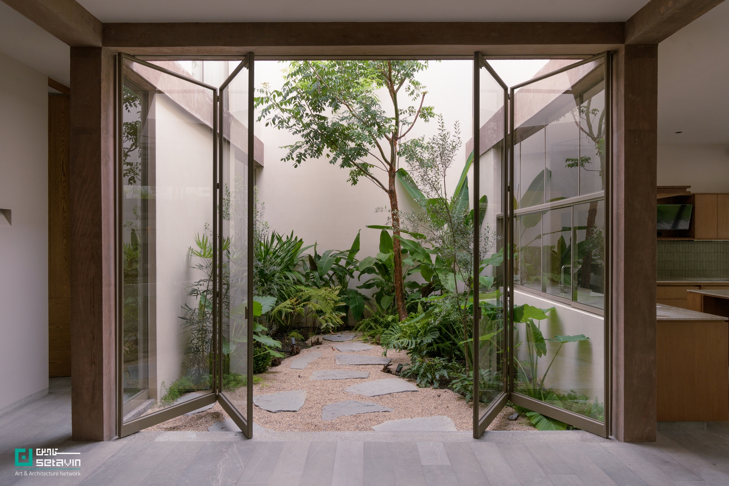 خانه پاسئو دِ کانترا، اثر Antumbra estudio در مکزیک؛ معماری مسکونی معاصر با سازه بتنی، سنگ بومی و پیوند هوشمندانه فضاهای داخلی و حیاط‌ها.