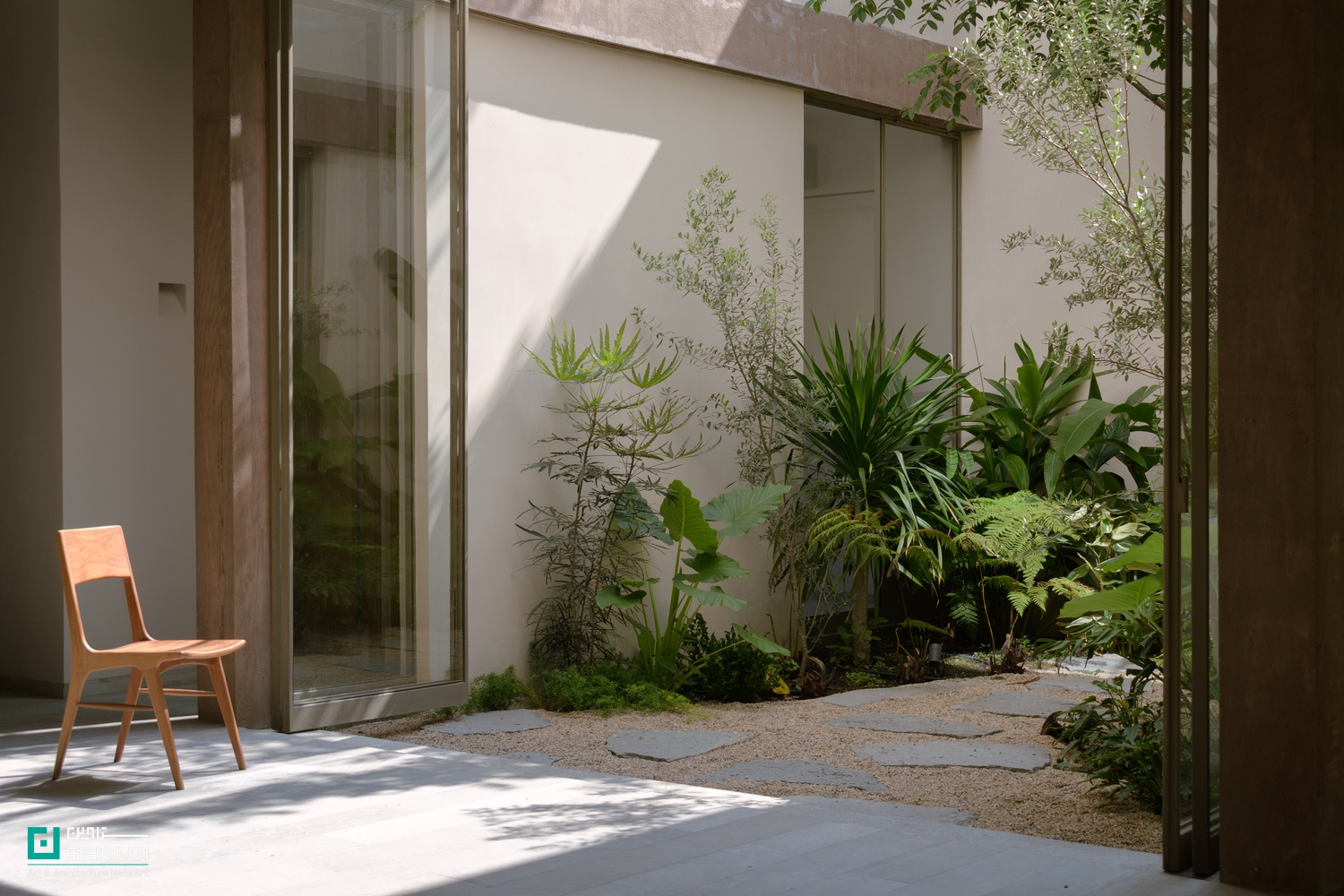 خانه پاسئو دِ کانترا، اثر Antumbra estudio در مکزیک؛ معماری مسکونی معاصر با سازه بتنی، سنگ بومی و پیوند هوشمندانه فضاهای داخلی و حیاط‌ها.