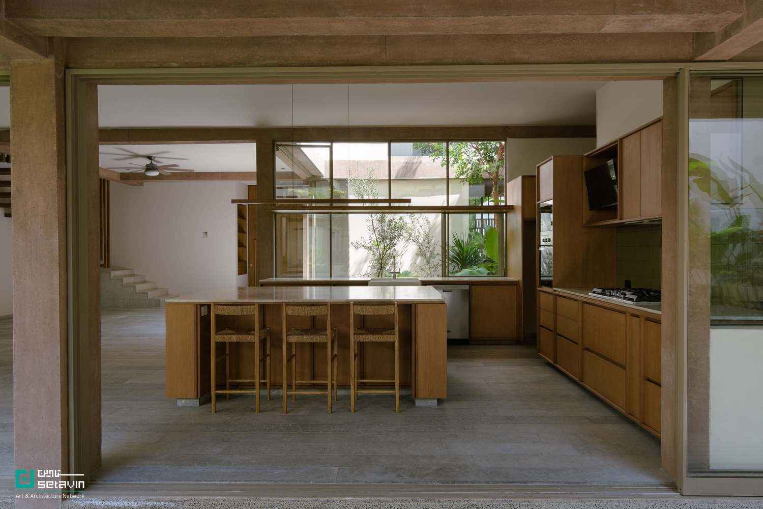 خانه پاسئو دِ کانترا، اثر Antumbra estudio در مکزیک؛ معماری مسکونی معاصر با سازه بتنی، سنگ بومی و پیوند هوشمندانه فضاهای داخلی و حیاط‌ها.