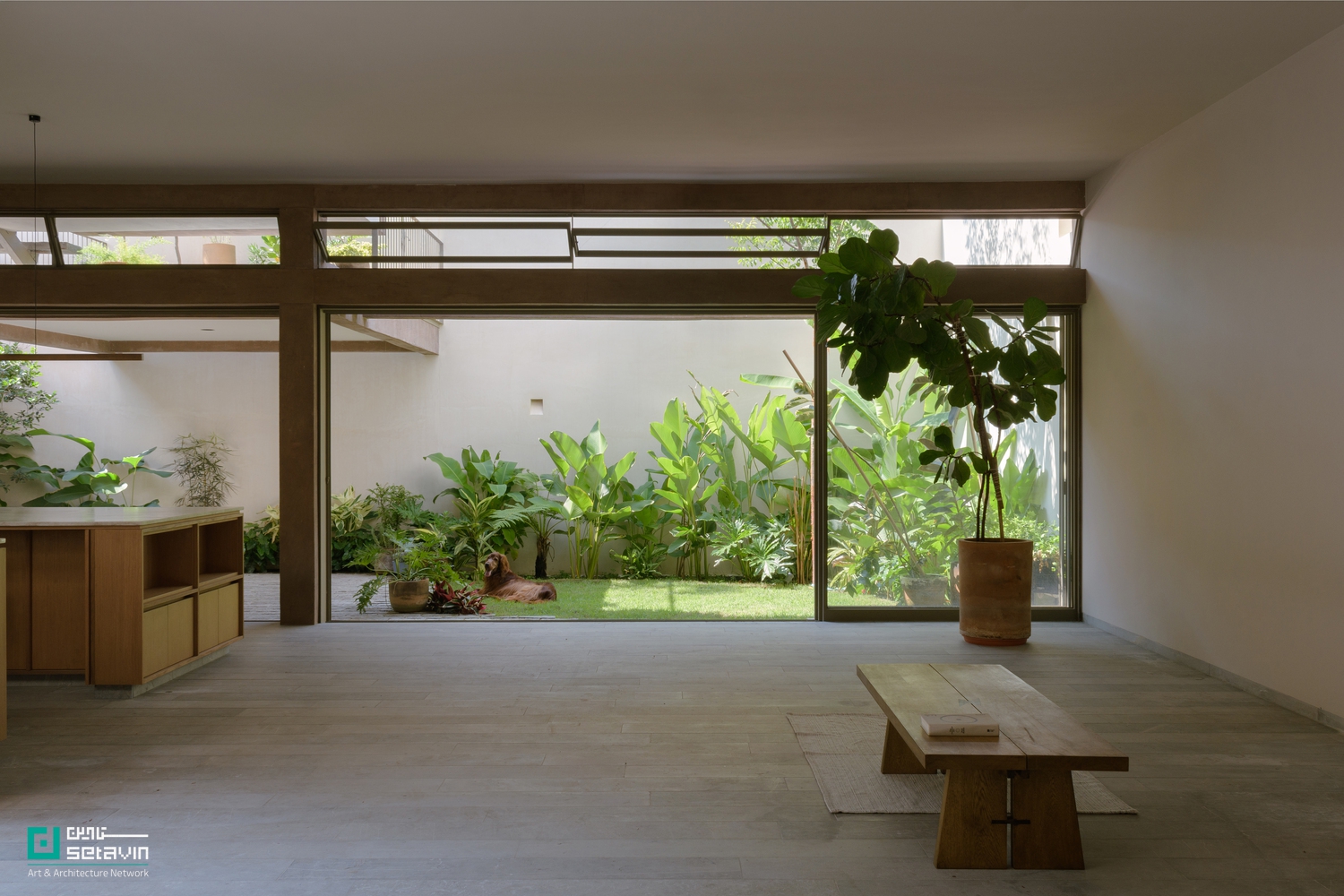 خانه پاسئو دِ کانترا، اثر Antumbra estudio در مکزیک؛ معماری مسکونی معاصر با سازه بتنی، سنگ بومی و پیوند هوشمندانه فضاهای داخلی و حیاط‌ها.