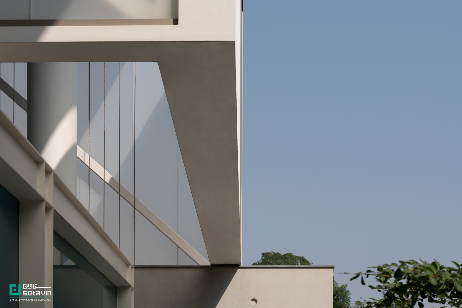 خانه BB 214 در لودیانای هند، اثر استودیو معماری و طراحی مینیمالیست؛ معماریای آرام و متعادل با تمرکز بر نور، تناسبات و خویشتنداری متریالی.