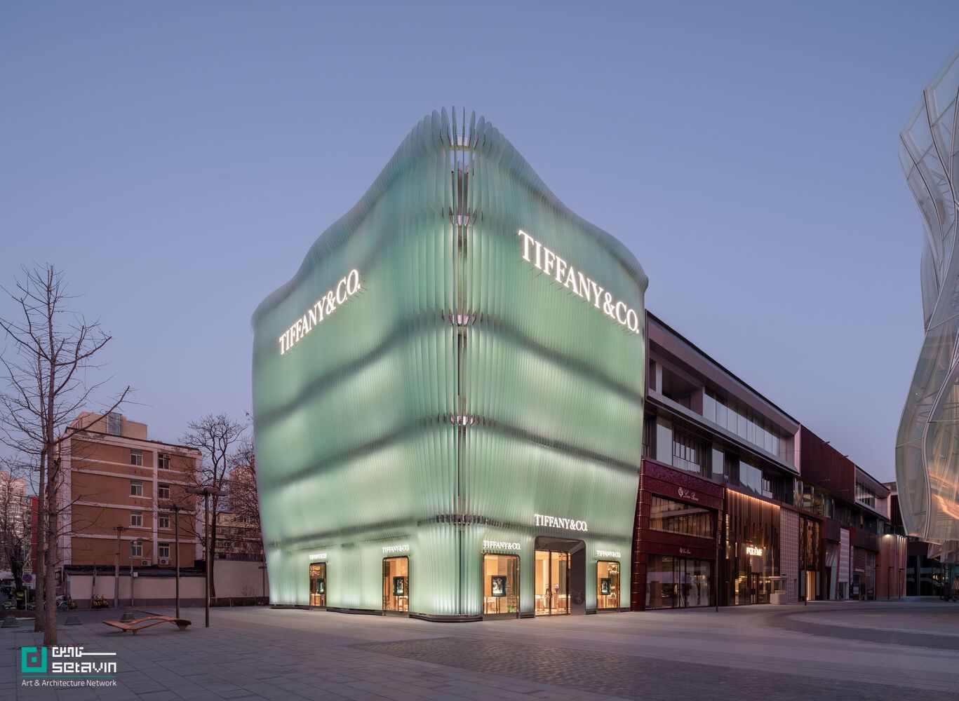 بررسی فروشگاه شاخص Tiffany & Co در پکن با طراحی MVRDV؛ نمایی شیشه‌ای، الهام‌گرفته از جواهرات السا پرتی و رویکردی نوآورانه در معماری معاصر.