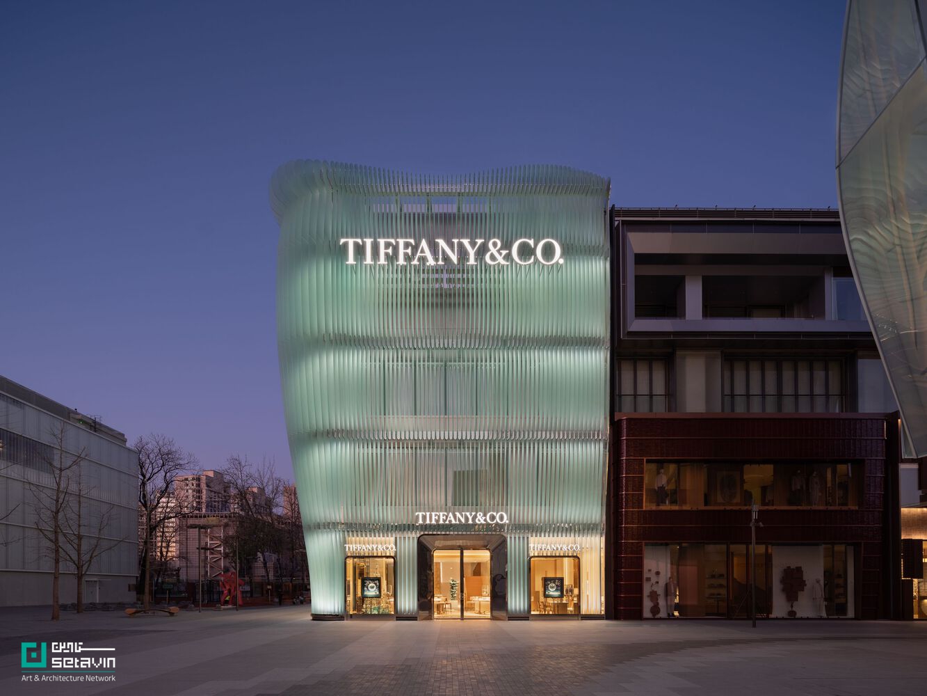 بررسی فروشگاه شاخص Tiffany & Co در پکن با طراحی MVRDV؛ نمایی شیشه‌ای، الهام‌گرفته از جواهرات السا پرتی و رویکردی نوآورانه در معماری معاصر.