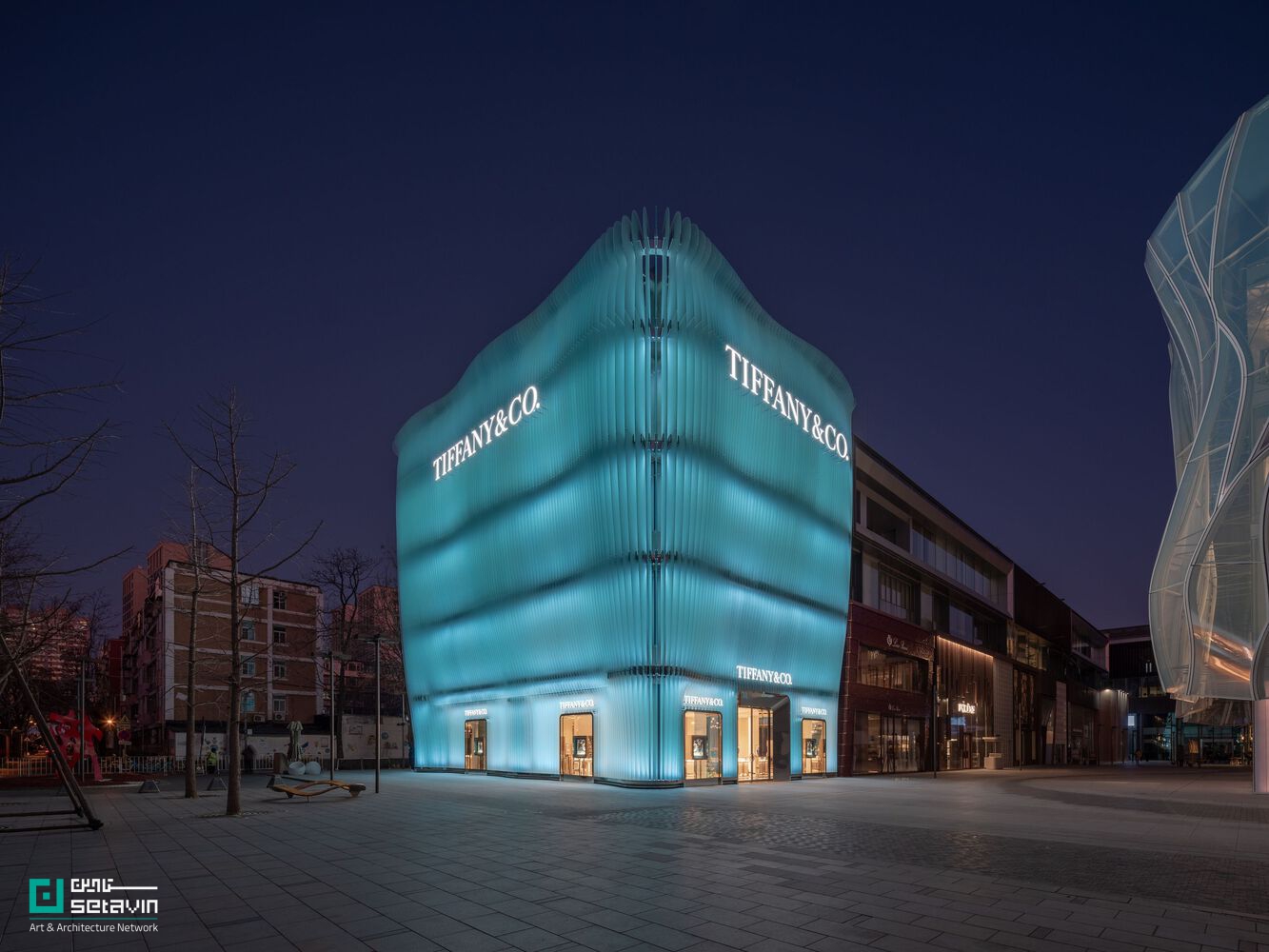 بررسی فروشگاه شاخص Tiffany & Co در پکن با طراحی MVRDV؛ نمایی شیشه‌ای، الهام‌گرفته از جواهرات السا پرتی و رویکردی نوآورانه در معماری معاصر.