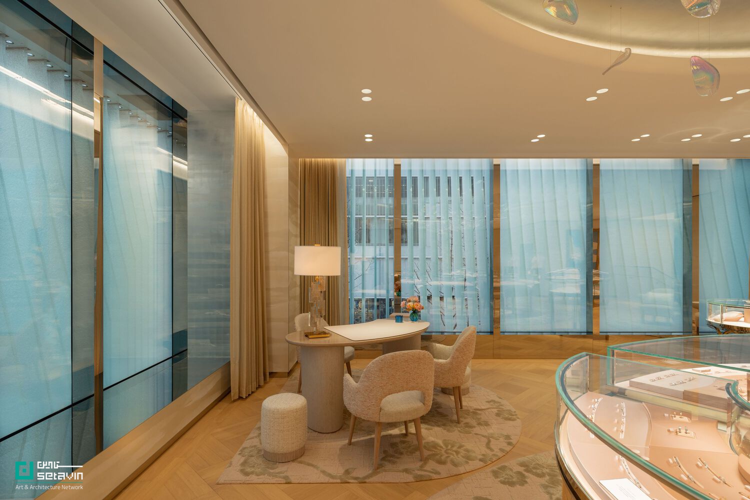 بررسی فروشگاه شاخص Tiffany & Co در پکن با طراحی MVRDV؛ نمایی شیشه‌ای، الهام‌گرفته از جواهرات السا پرتی و رویکردی نوآورانه در معماری معاصر.